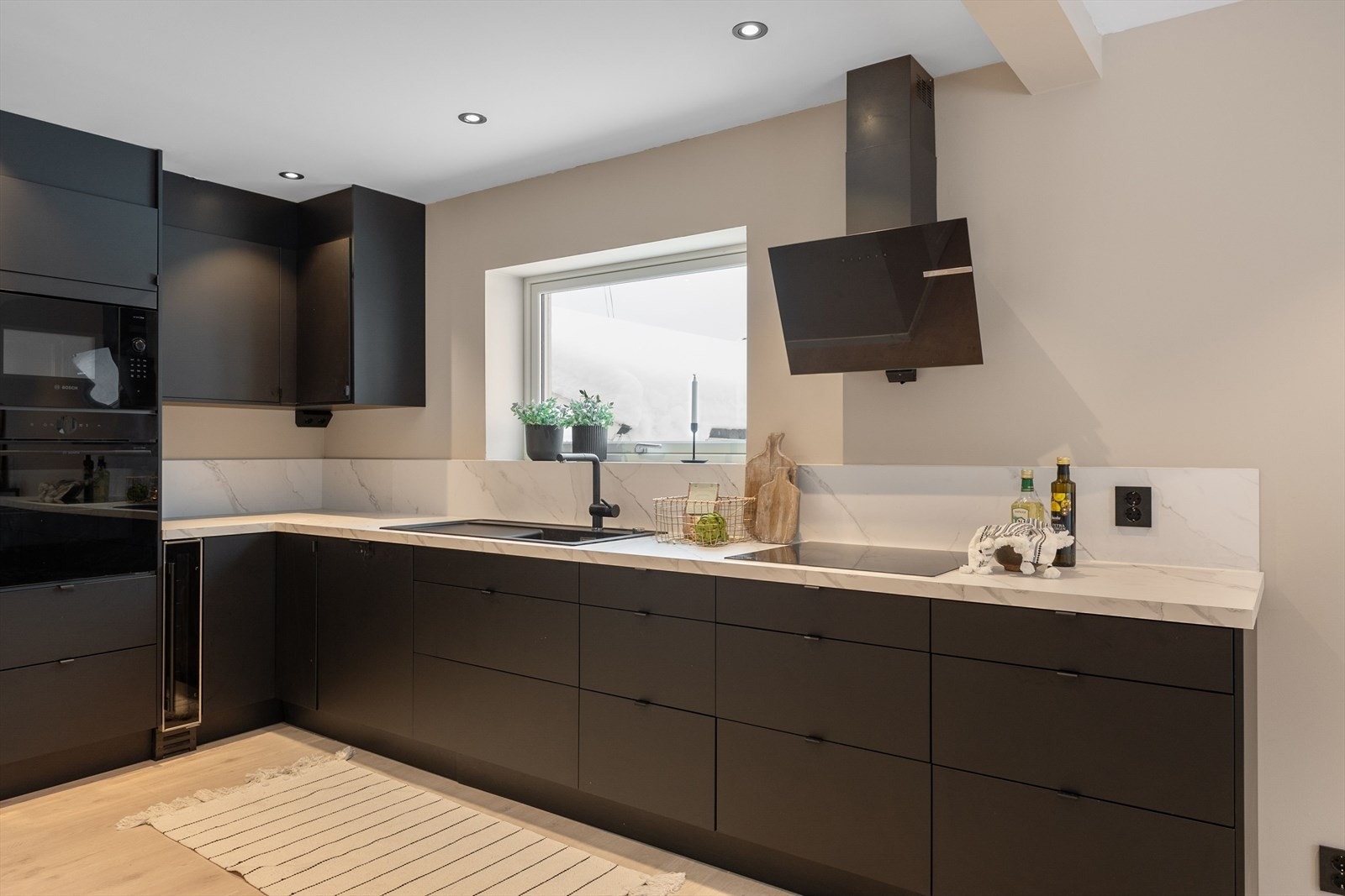 Stilrent kjøkken fra Epoq med integrerte hvitevarer av kvalitet. Galleribilde