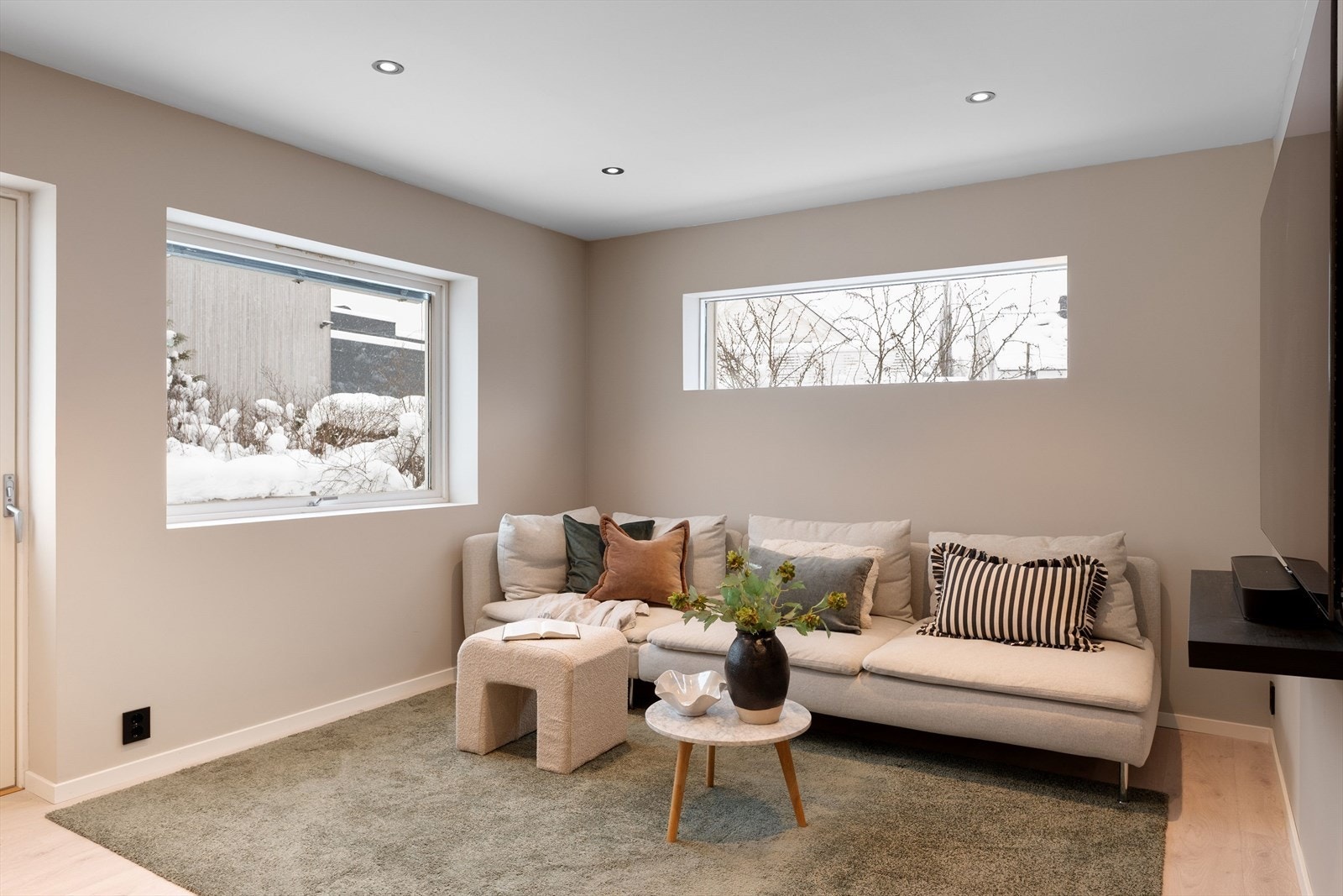 Det er også utgang til veranda med direkte tilgang på stor og flat hage. Galleribilde