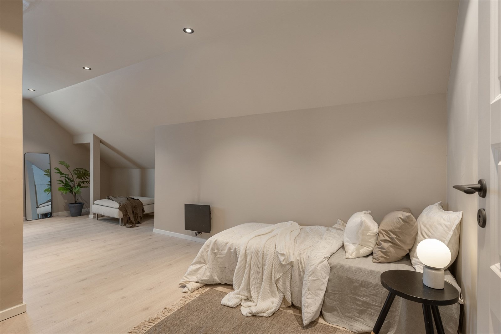 Stort soverom i 2. etasje som fint kan deles i flere brukssoner. Galleribilde