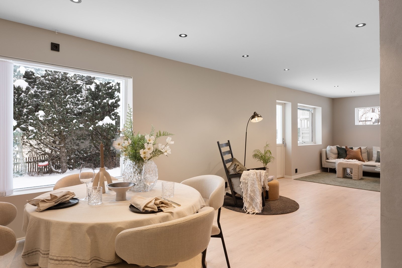 Stuen er møbleringsvennlig og deles fint i flere soner med spisestue, sofaområde og ytterligere en avdeling. Galleribilde