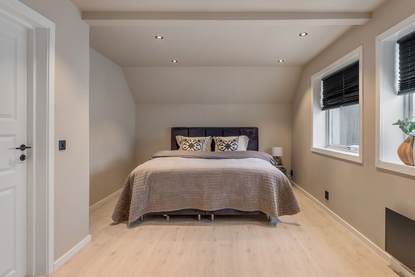 Soverom 3 - Også av meget god størrelse med plass til dobbeltseng. Galleribilde