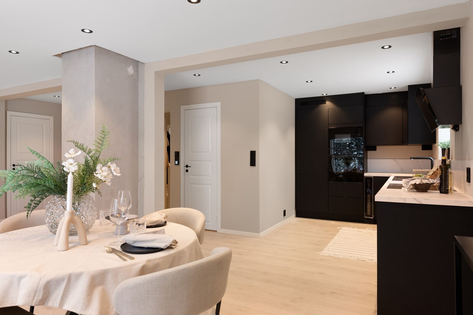 Stue, spisestue og kjøkken danner selve hjertet i huset i en åpen og sosial løsning. Galleribilde