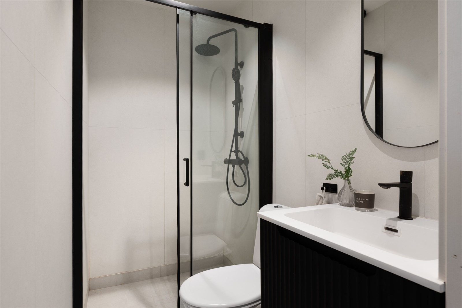 Fullt bad i første etasje renovert av fagfolk i 2023. Galleribilde