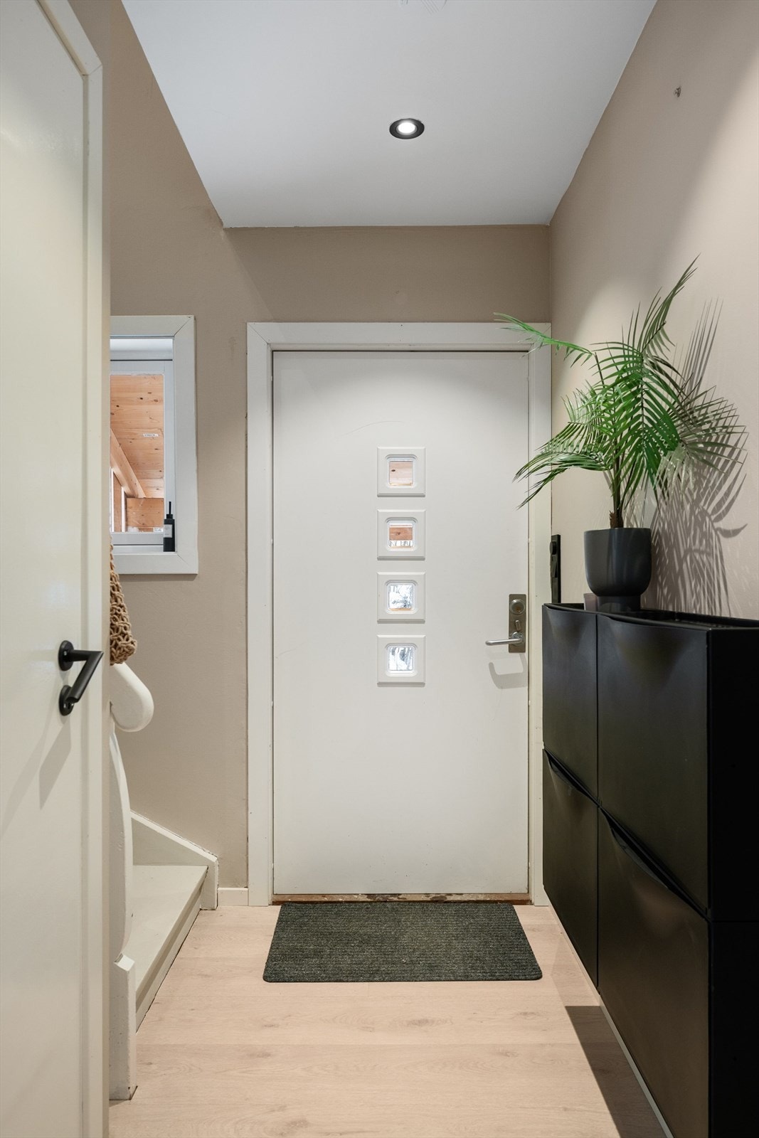 Velkommen inn - Inngang med tilgang på 2. etasje, kjeller og husets hovedetasje. Galleribilde