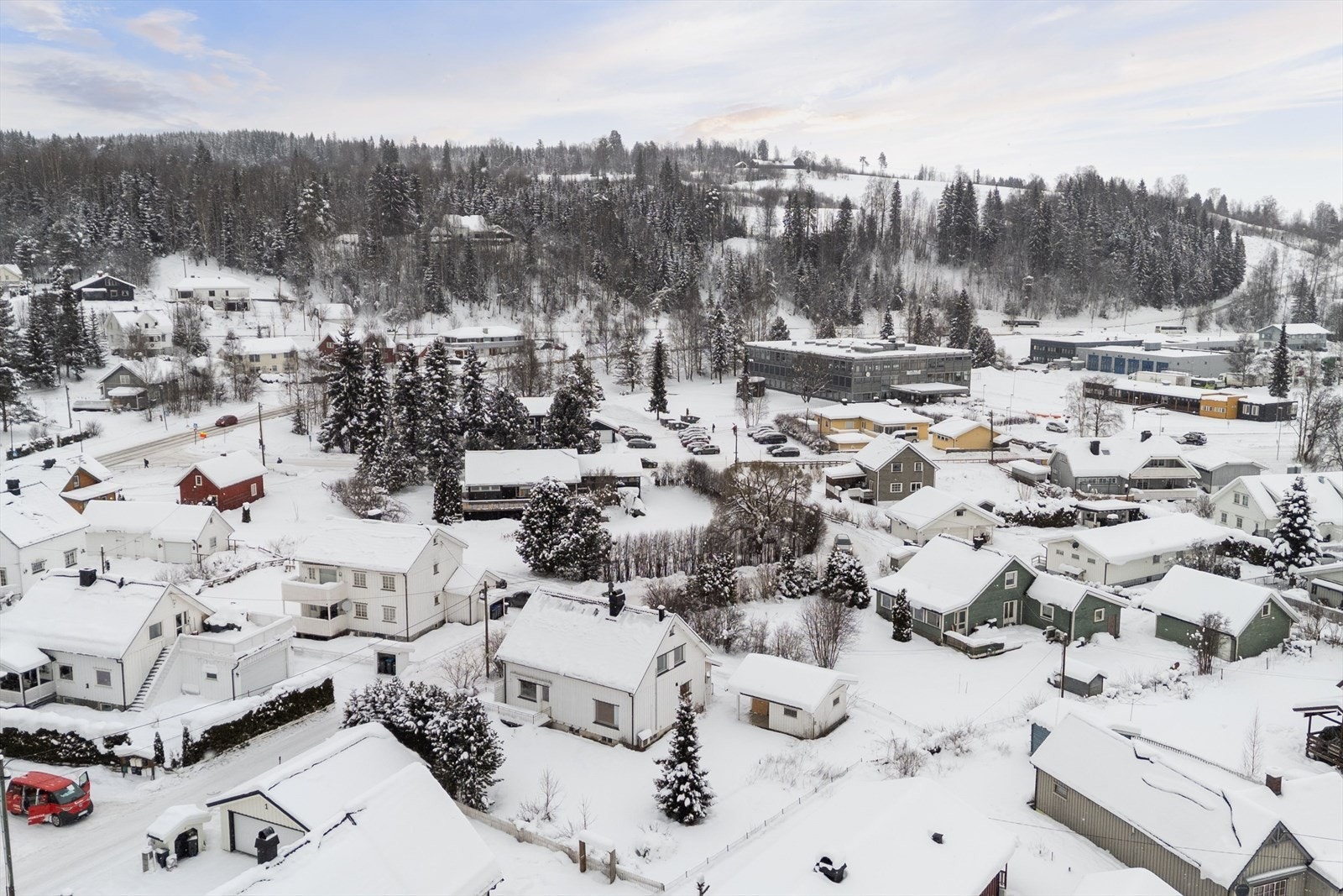 Svært sentral beliggenhet i Hunndalen med gangavstand til skoler, barnehage, buss og butikker. Galleribilde