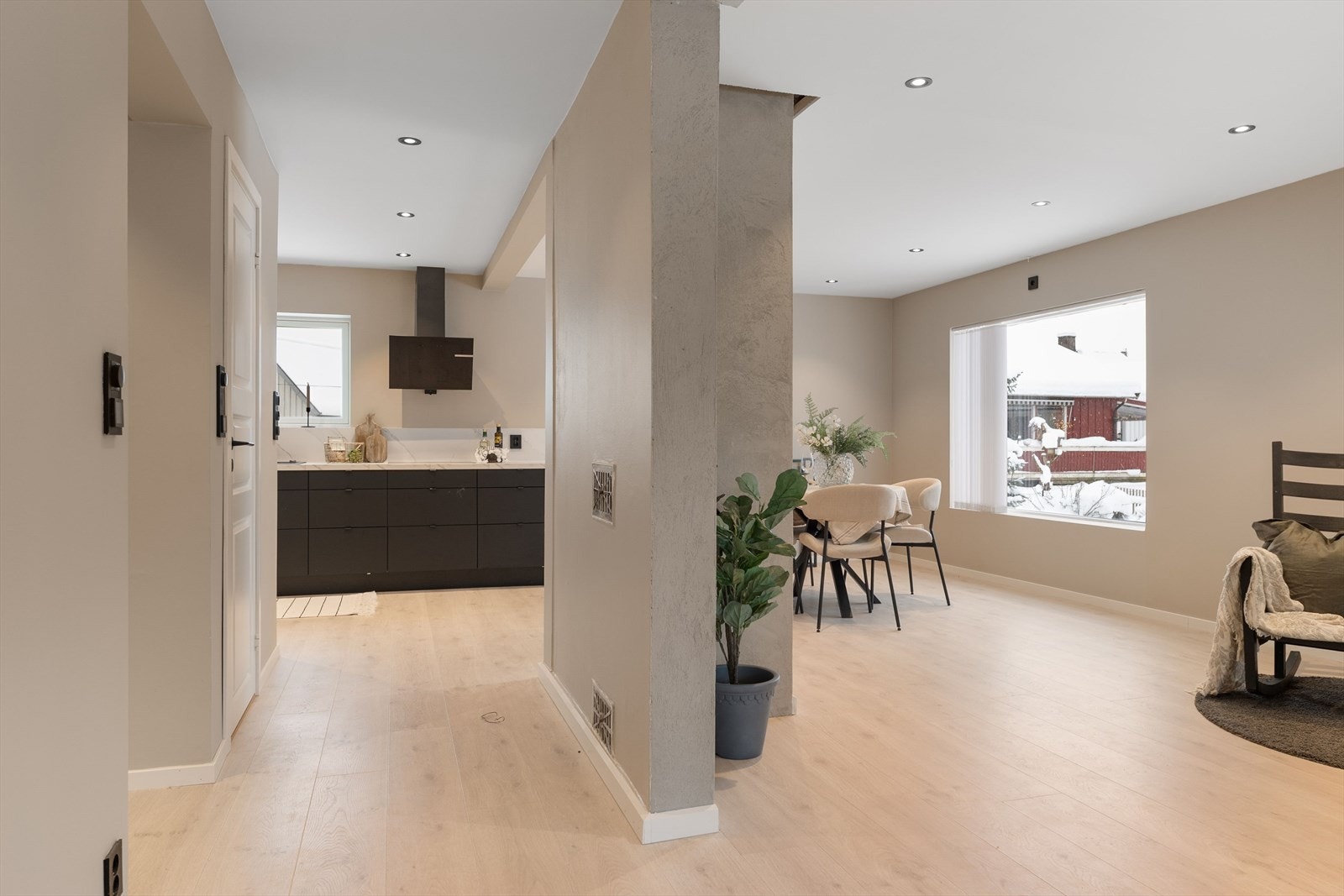 Murvegg klargjort for peisovn gir en fin kontrast i det stramme uttrykket. Galleribilde