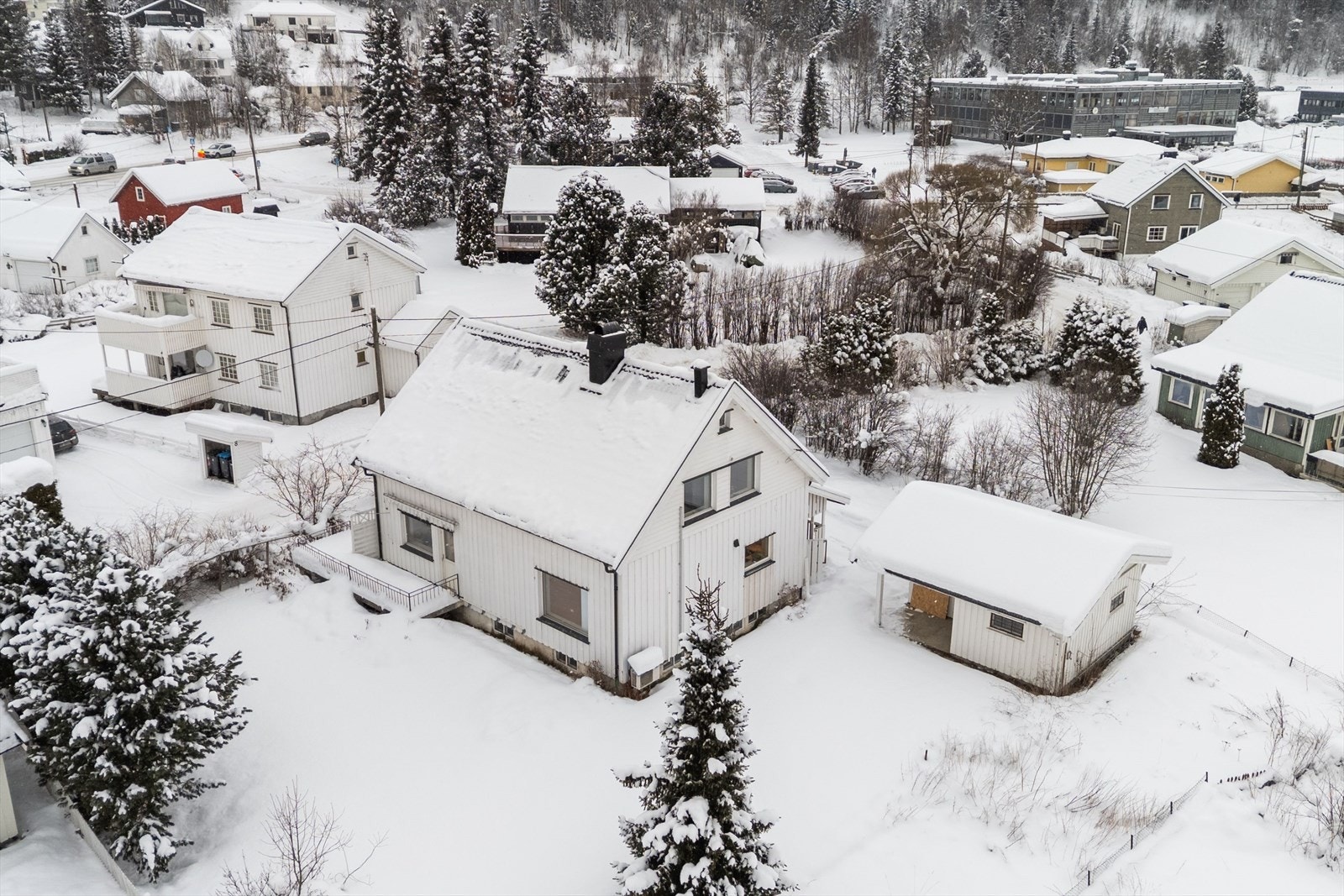 Stor hage rundt boligen - En flott tomt for hele familien. Galleribilde