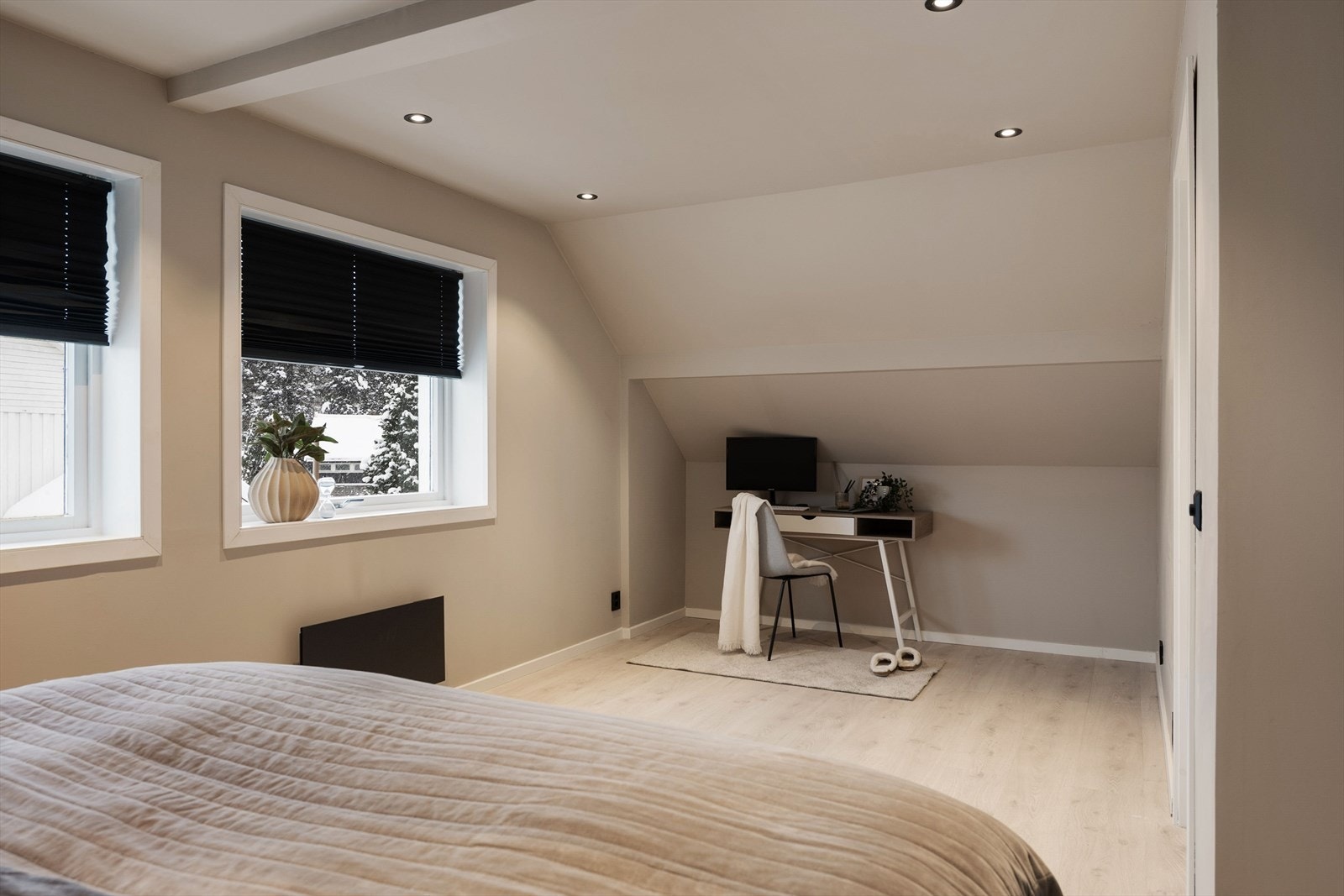 I dag innredet med hjemmekontor - Egner seg også for plassbygd garderobe. Galleribilde