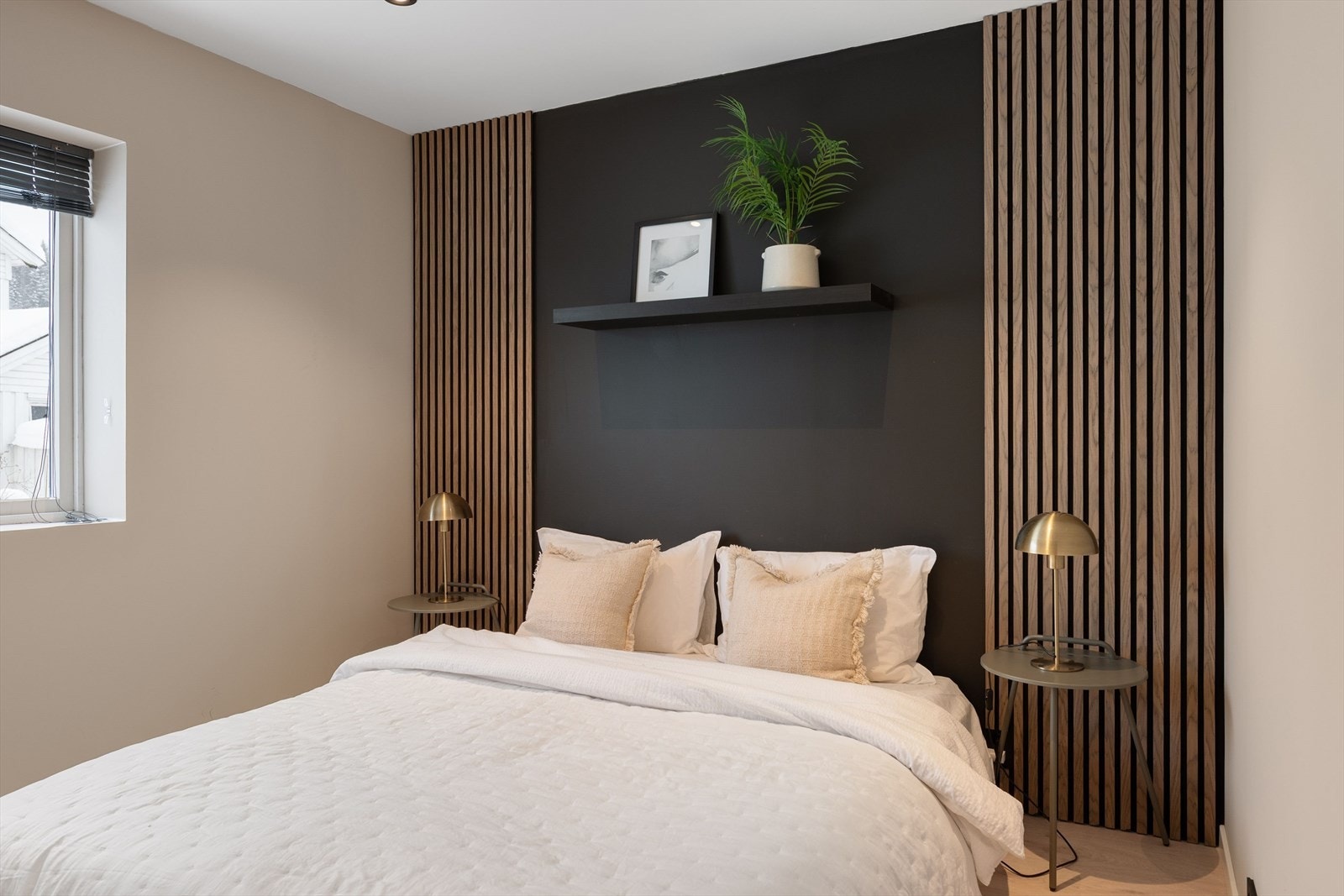 God plass til dobbeltseng med tilhørende møblement. Galleribilde