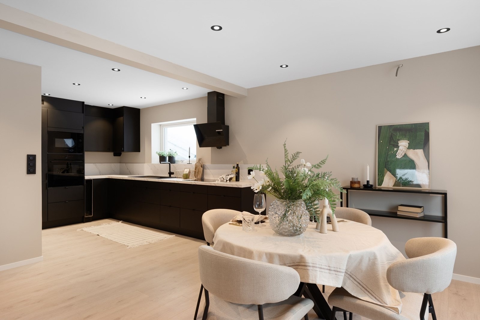 Det ønskes velkommen til en påkostet og tidsriktig enebolig med delikate valg i farger- og materialer. Galleribilde