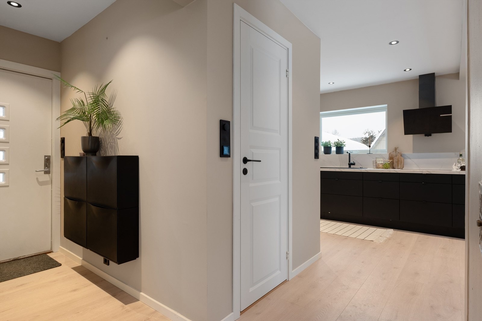 Gang med plass til skoskap og enkelt avheng. Galleribilde