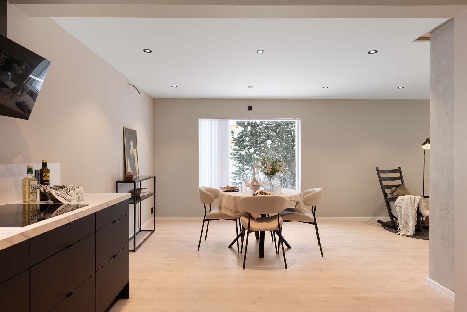 Det er dowlights i himling og store vindusflater i oppholdsrommet - En god romfølelse. Galleribilde