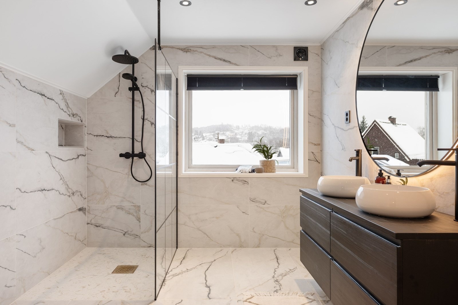 Lekkert helfliset bad i 2. etasje med varmekabler i gulv, downlights i himling og opplegg for vask/tørk. Galleribilde