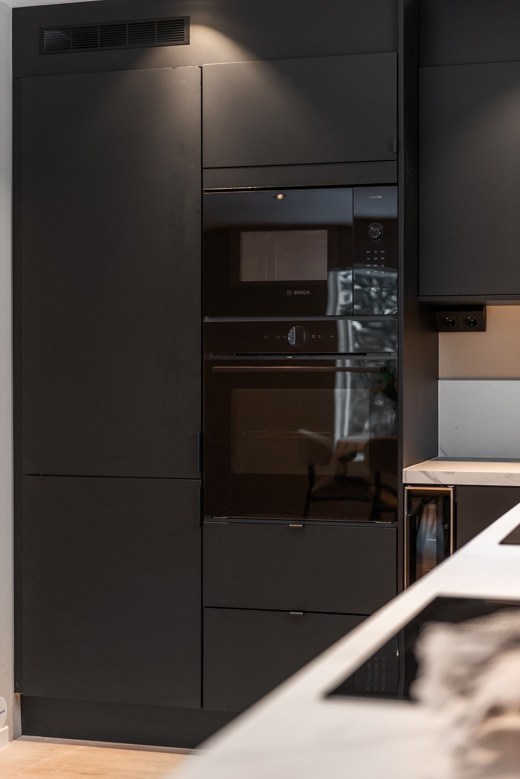 Et gjennomtenkt kjøkken med hvitevarer av kvalitet. Galleribilde