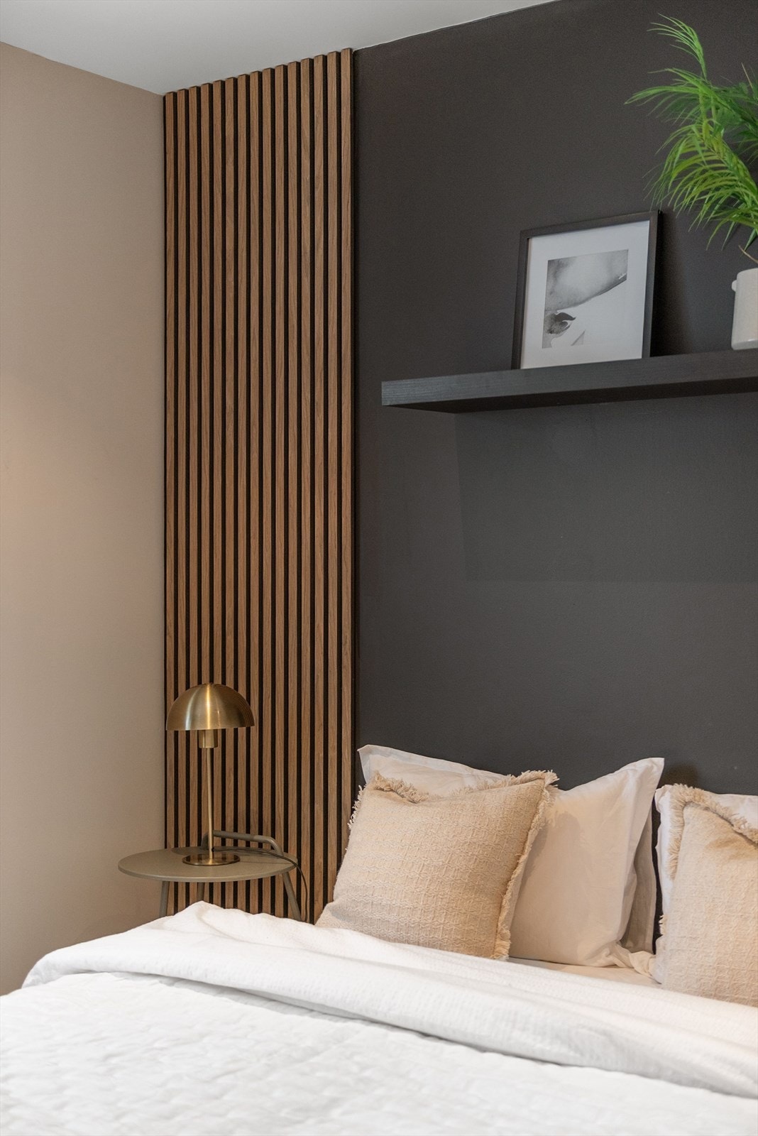 Fine detaljer i mørk kontrastvegg og spiler på hver side. Galleribilde