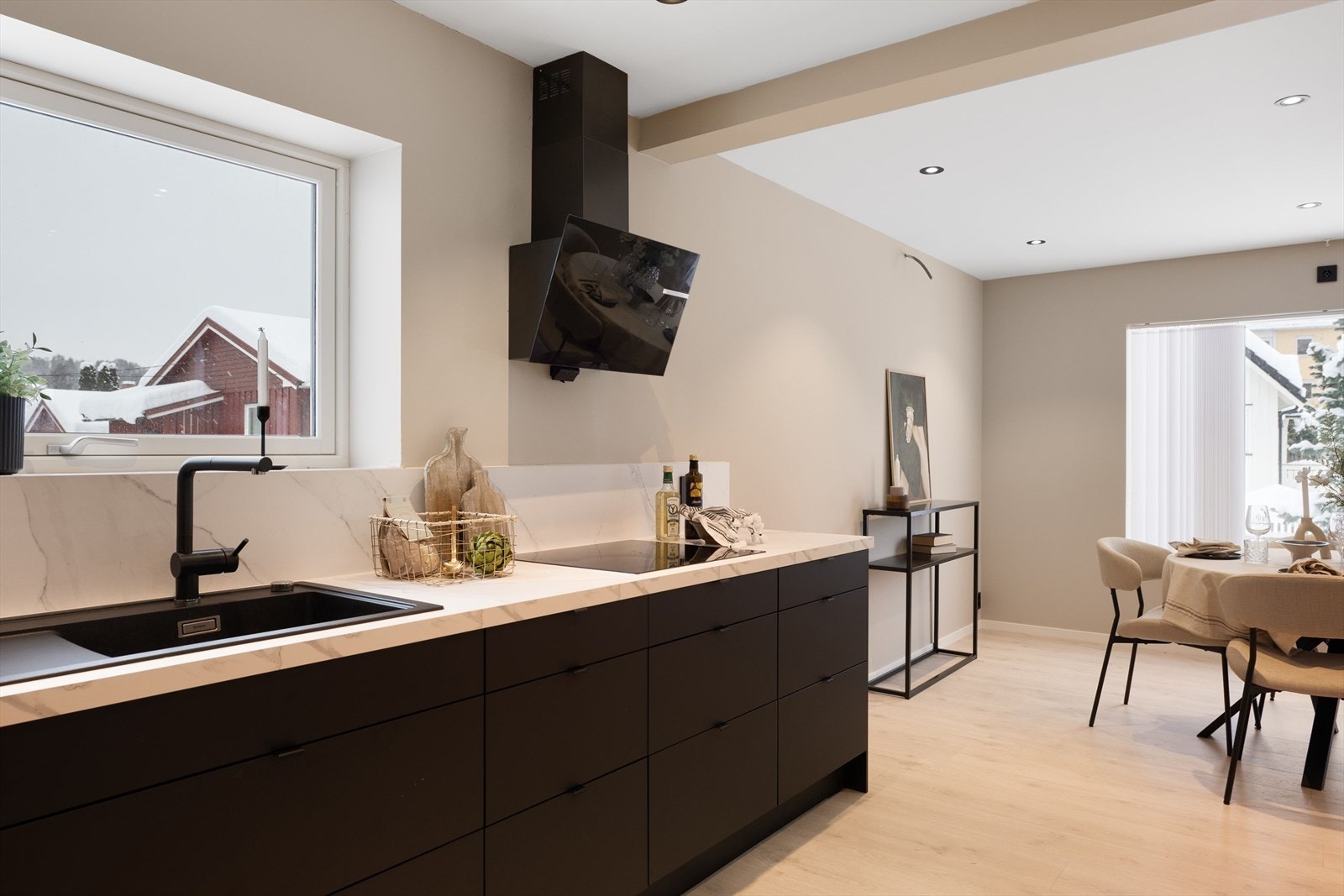 Den åpne løsningen gjør det enkelt å underholde gjester - Til og med under matlagingen. Galleribilde