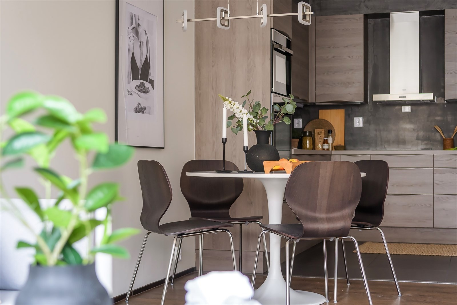 Det er god plass til et hyggelig spisebord ved kjøkken Galleribilde