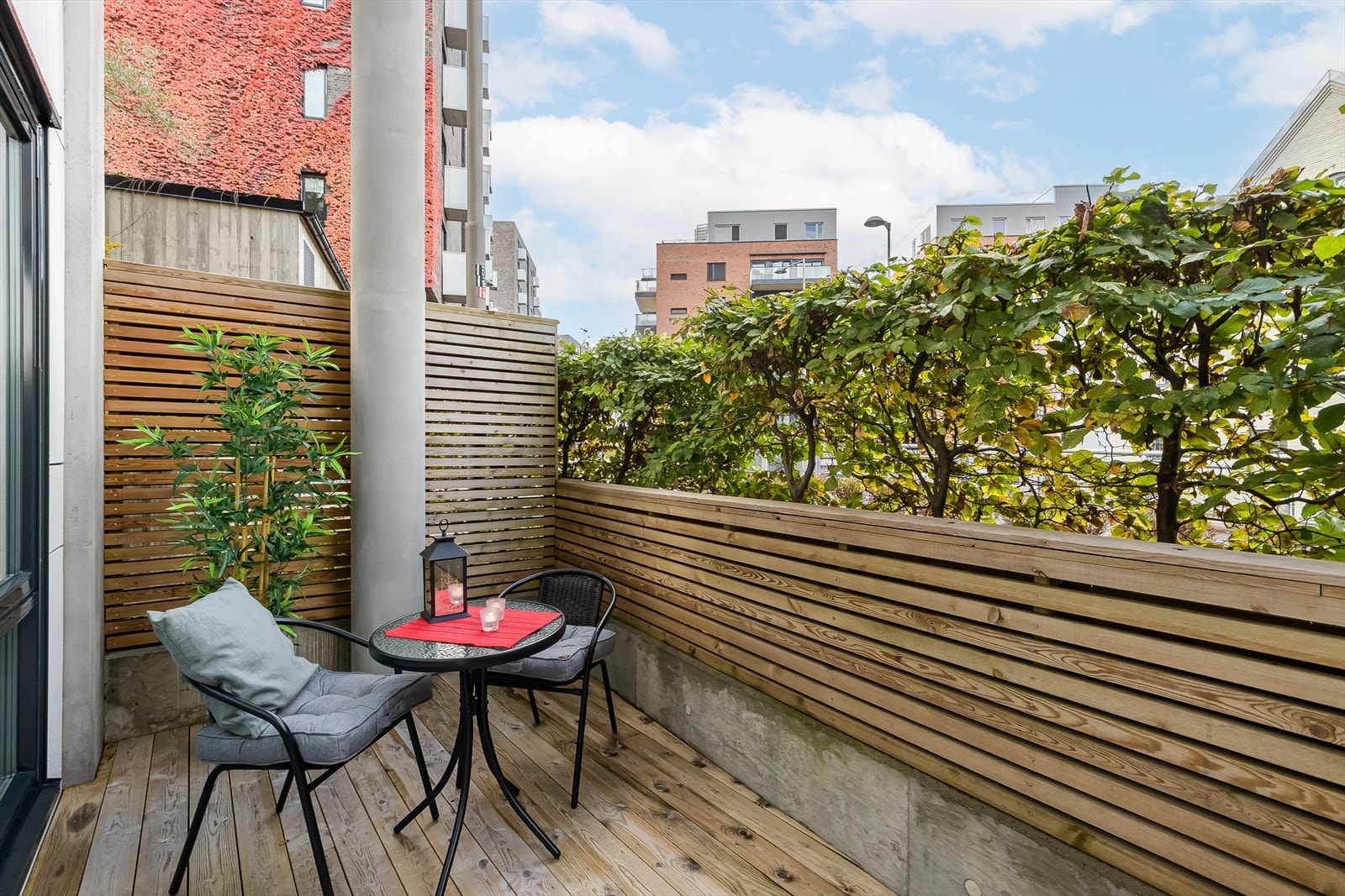 Her er det god plass til utemøbler, grill og beplantning Galleribilde