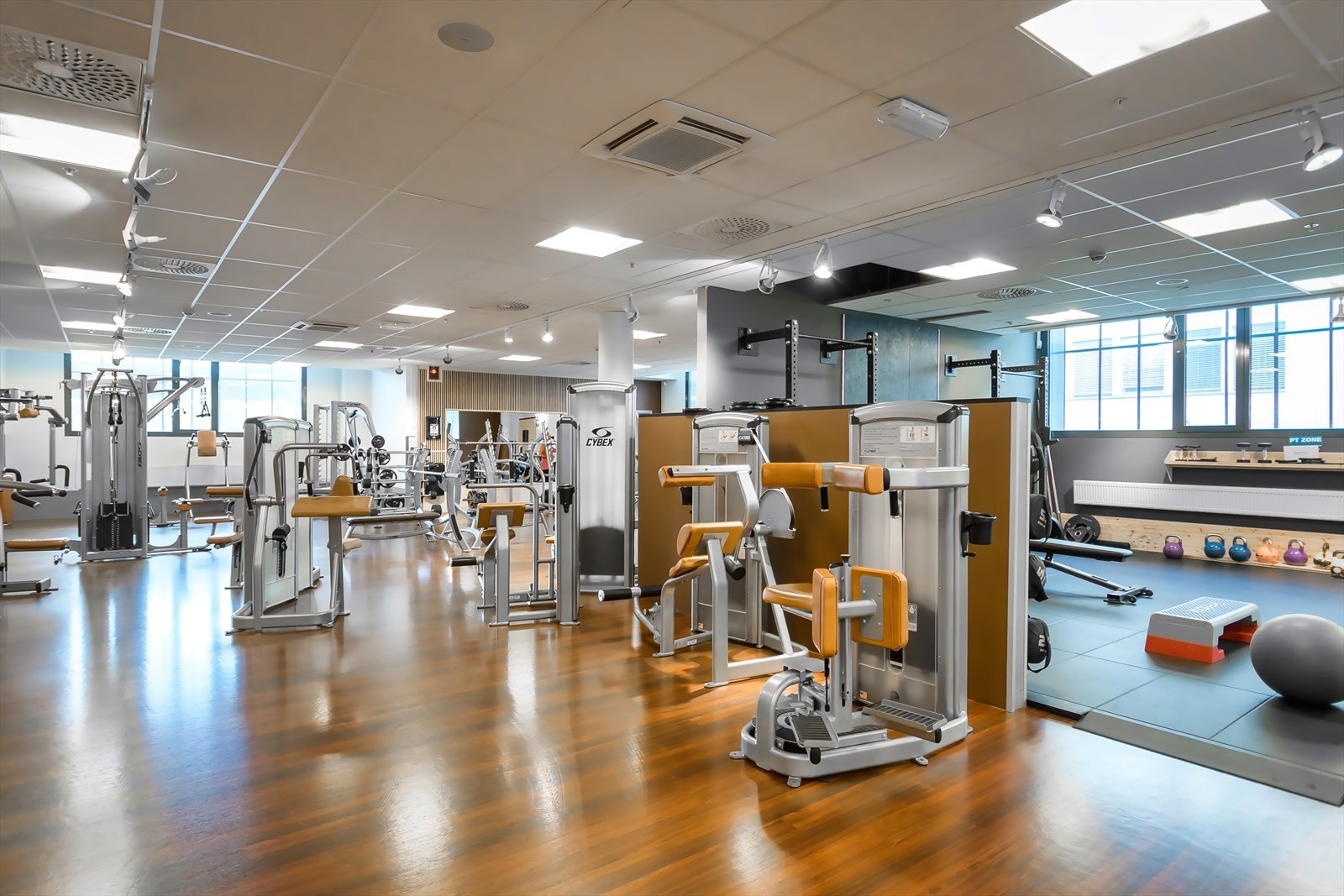 Kværnerbyen har alt man trenger i hverdagen: treningssenter, Kiwi, Coop Extra , apotek, frisør, restaurant og mer! Avbildet er Fitnessroom Kværnerbyen Galleribilde