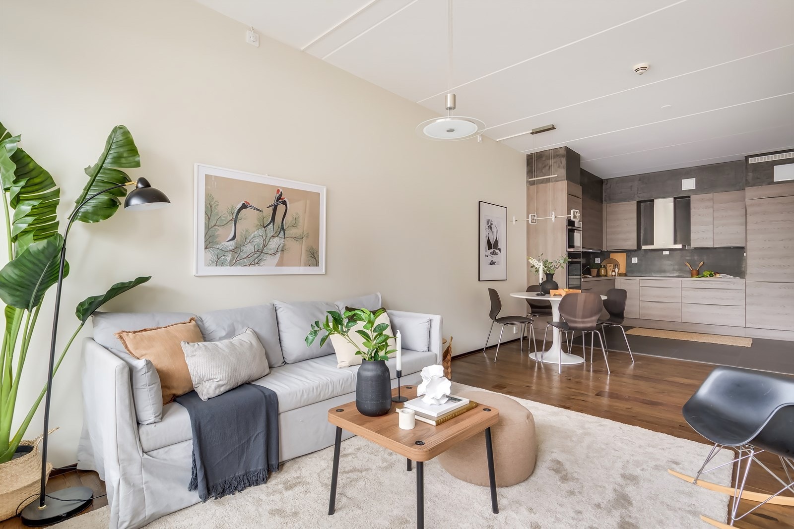 Stuen og kjøkkenet har en åpen og sosial planløsning Galleribilde