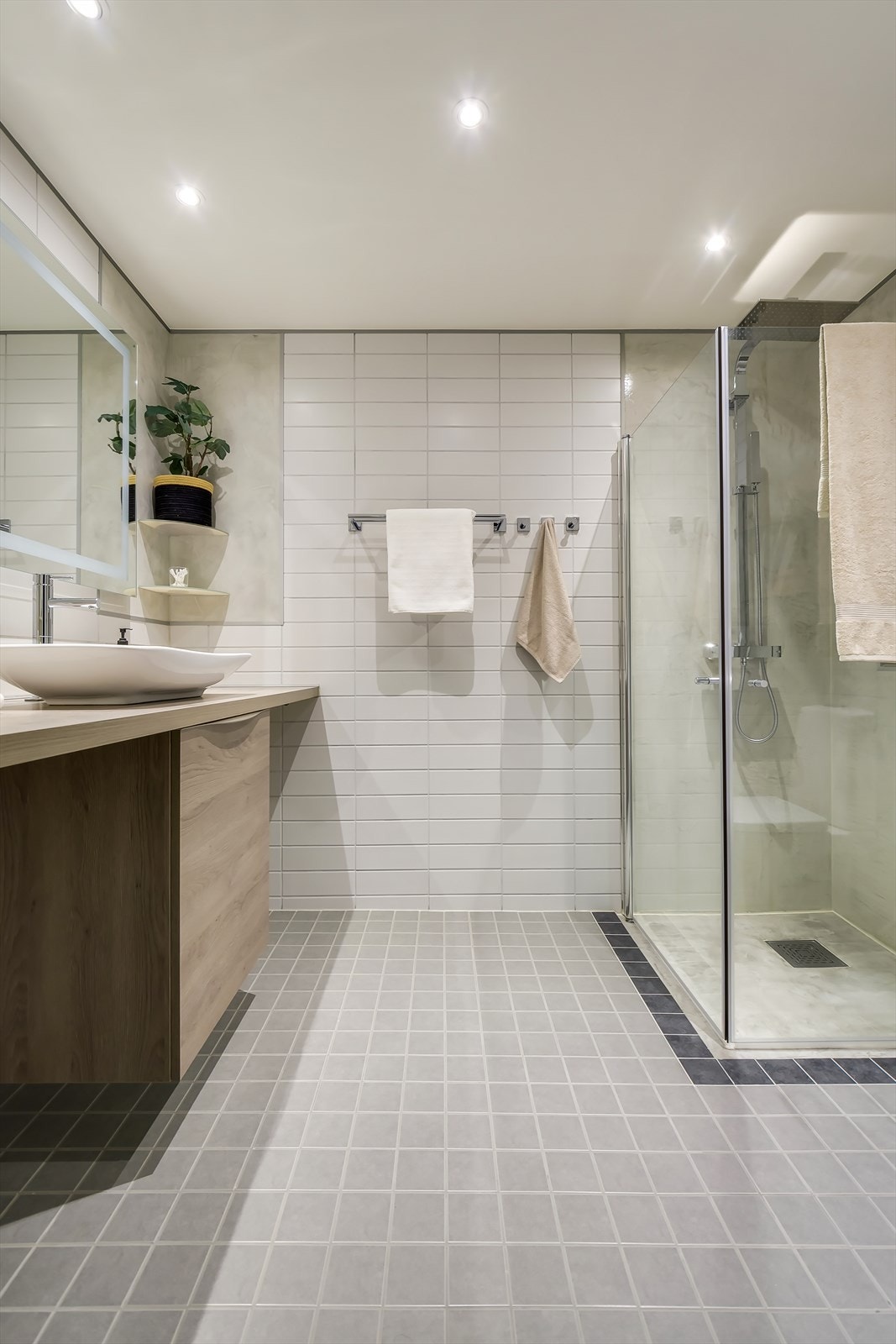 Pent flislagt bad med gulvvarme og downlights i taket Galleribilde