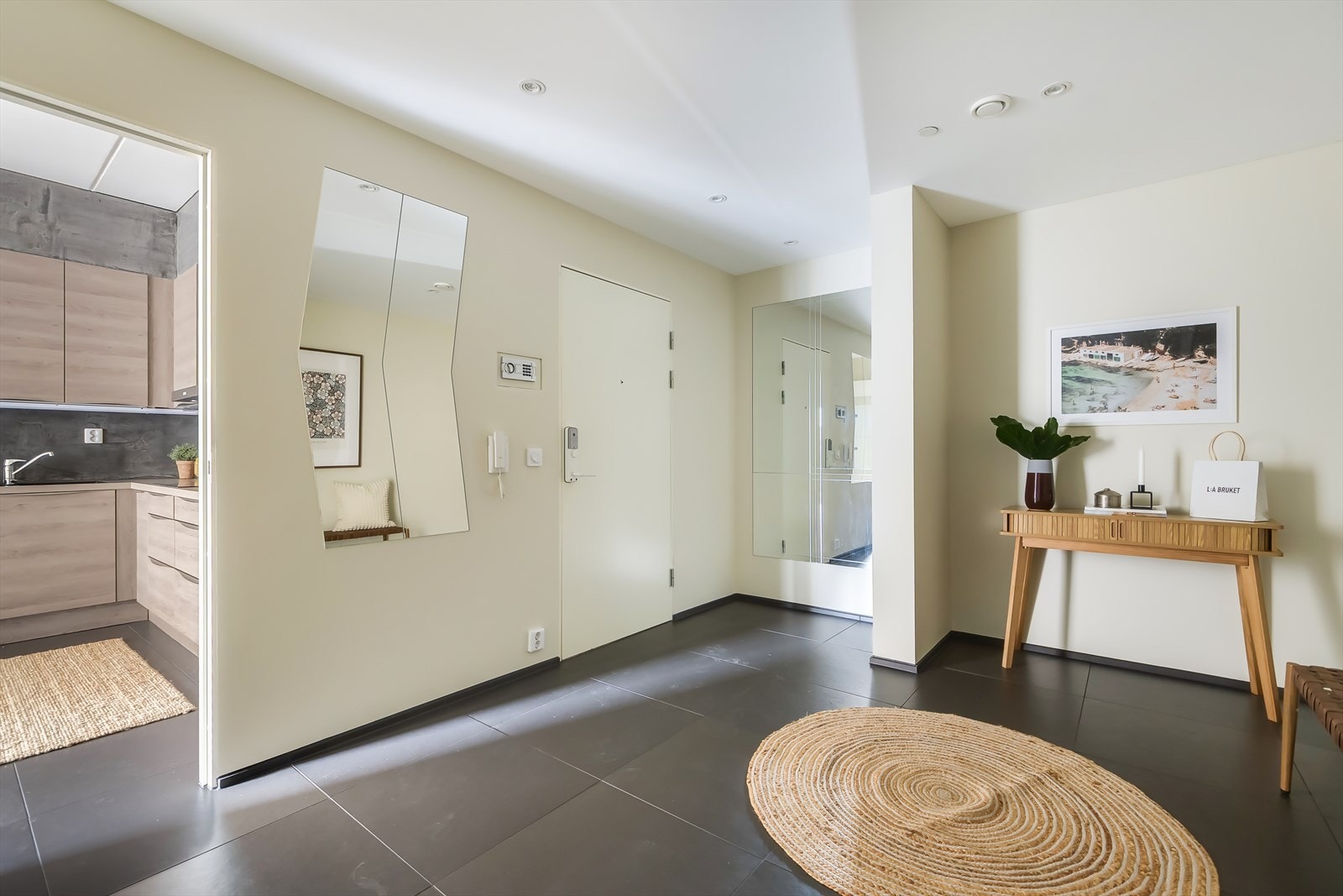 Meget romslig entré med god plass til garderobeskap og øvrig oppbevaring Galleribilde