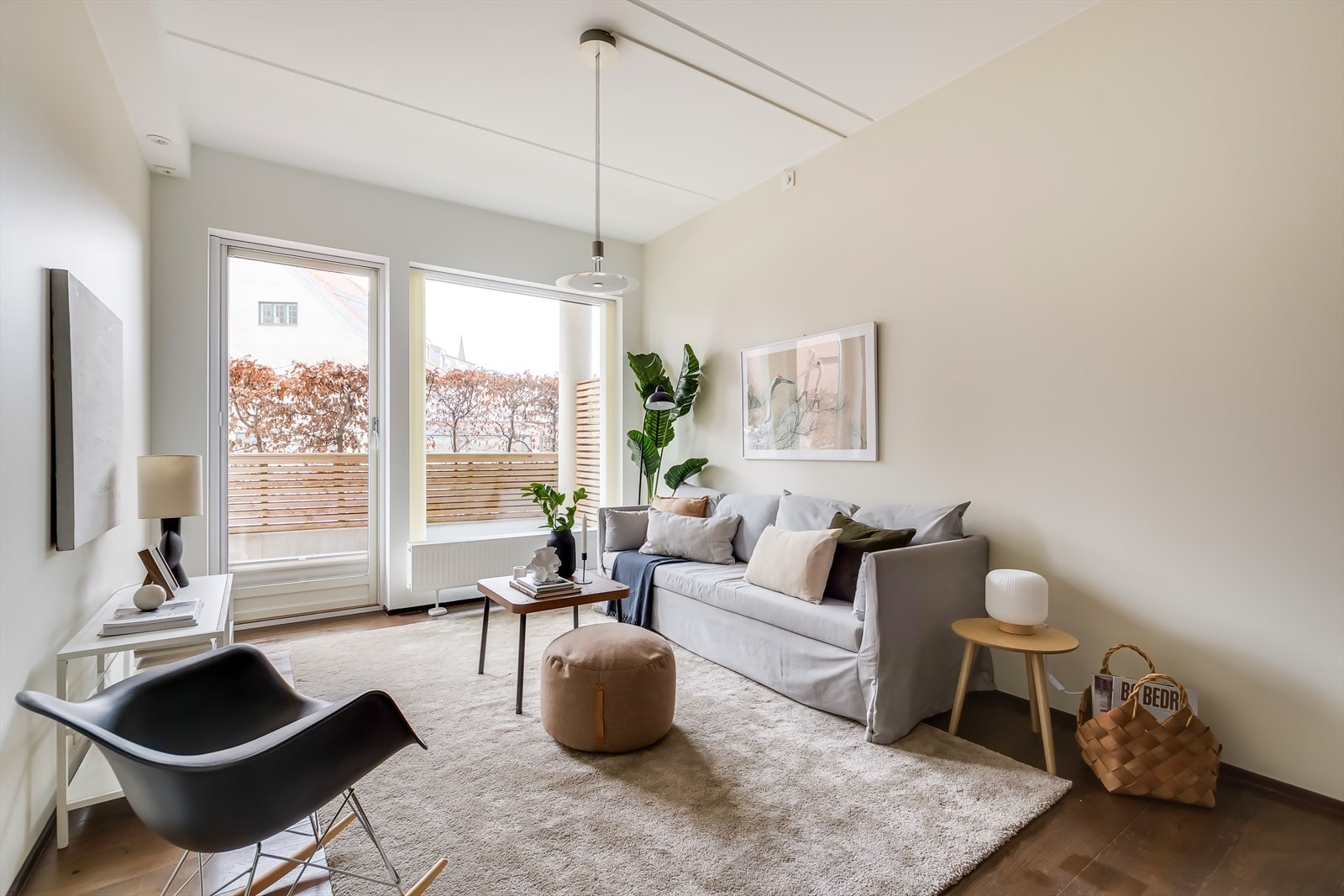 Stuen er romslig med god plass til sofa, spisebord og øvrig møblement Galleribilde