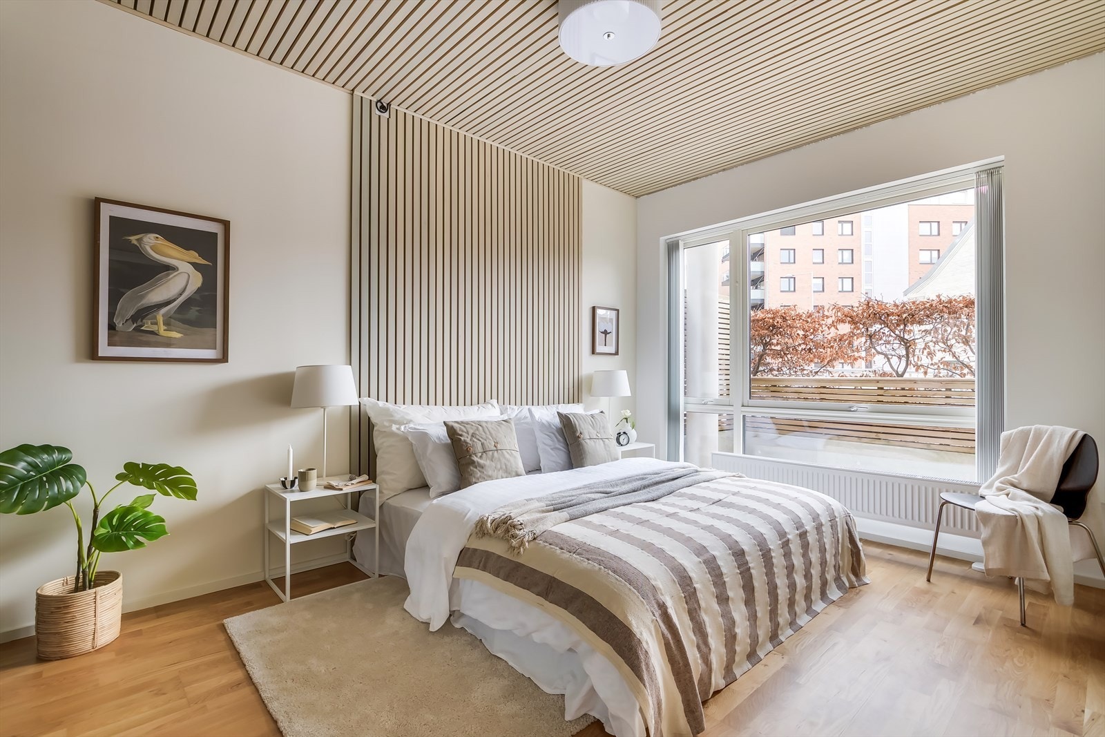 Lunt soverom med plass til dobbeltseng, nattbord, skrivepult og garderobeskap Galleribilde