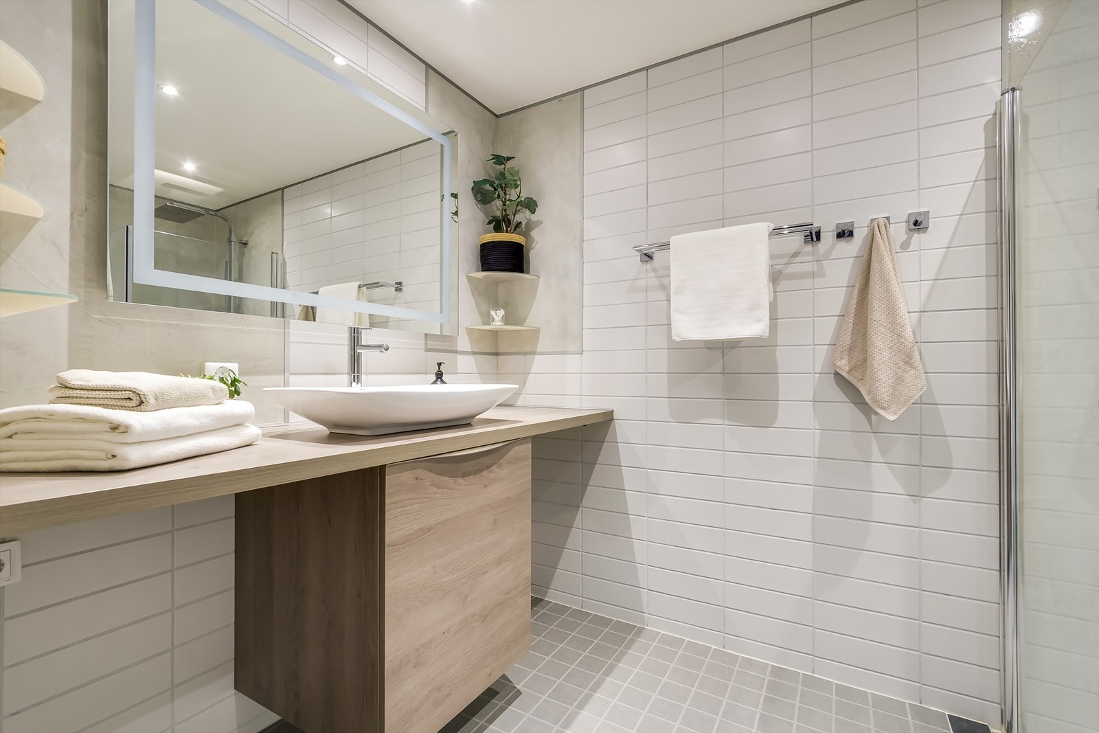 Badet er innredet med servantskap, dusjsone og toalett. Det er også opplegg for vaskemaskin Galleribilde