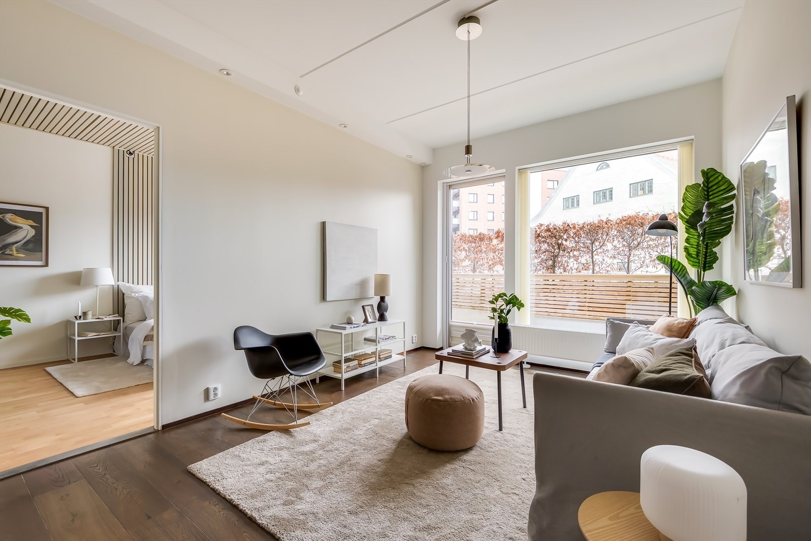 Delikate overflater med parkettgulv i stue og soverom, og fliser i entré og på kjøkken Galleribilde