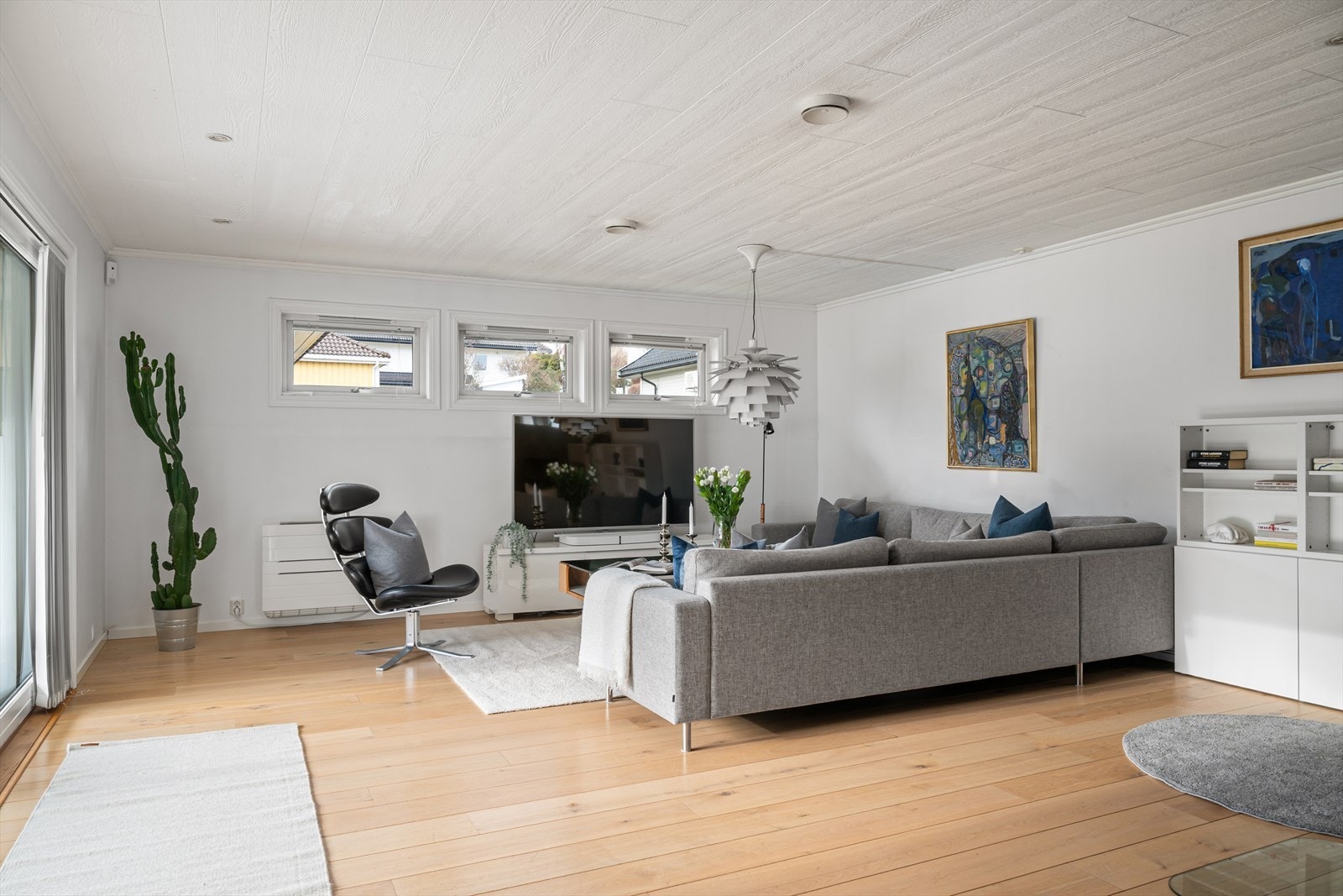 På kjøligere dager sørger vedovn og varmepumpe for effektiv og behagelig oppvarming. Galleribilde