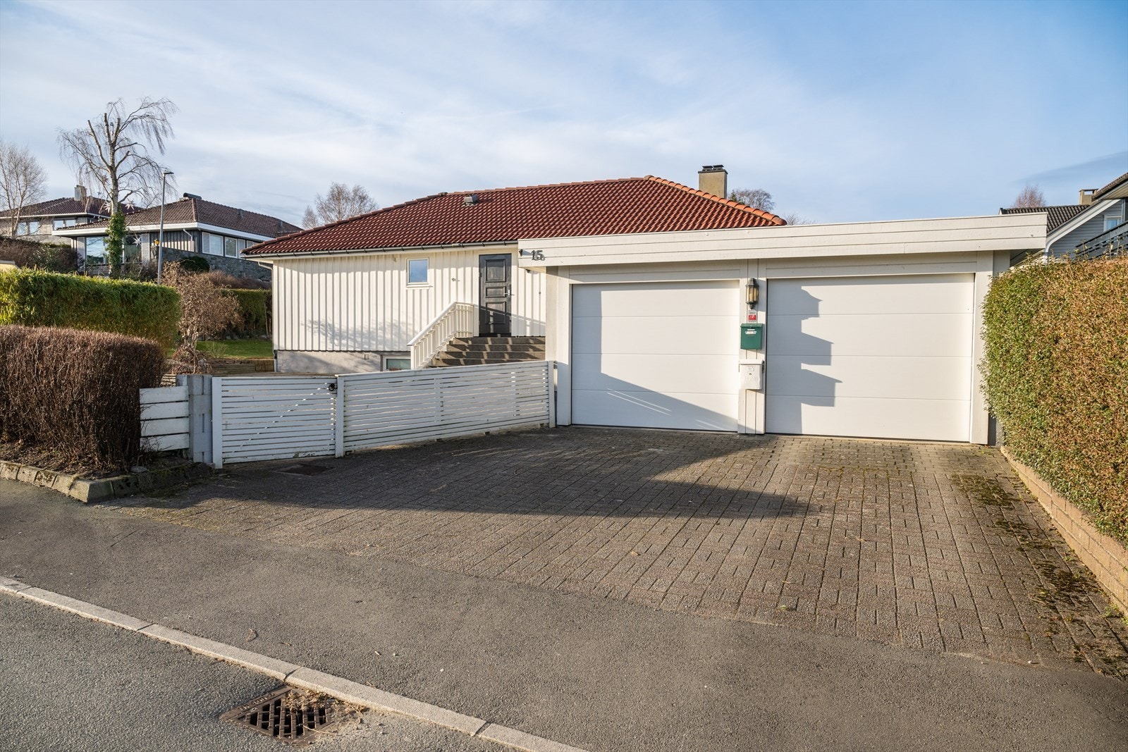 Eiendommen har dobbel garasje samt god plass til parkering i eget gårdsrom. Galleribilde