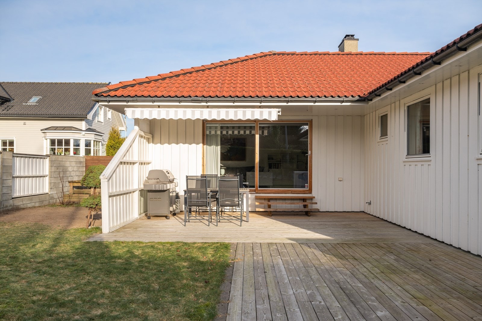 Uteområdet er pent opparbeidet med terrasse og hage som byr på gode solforhold Galleribilde