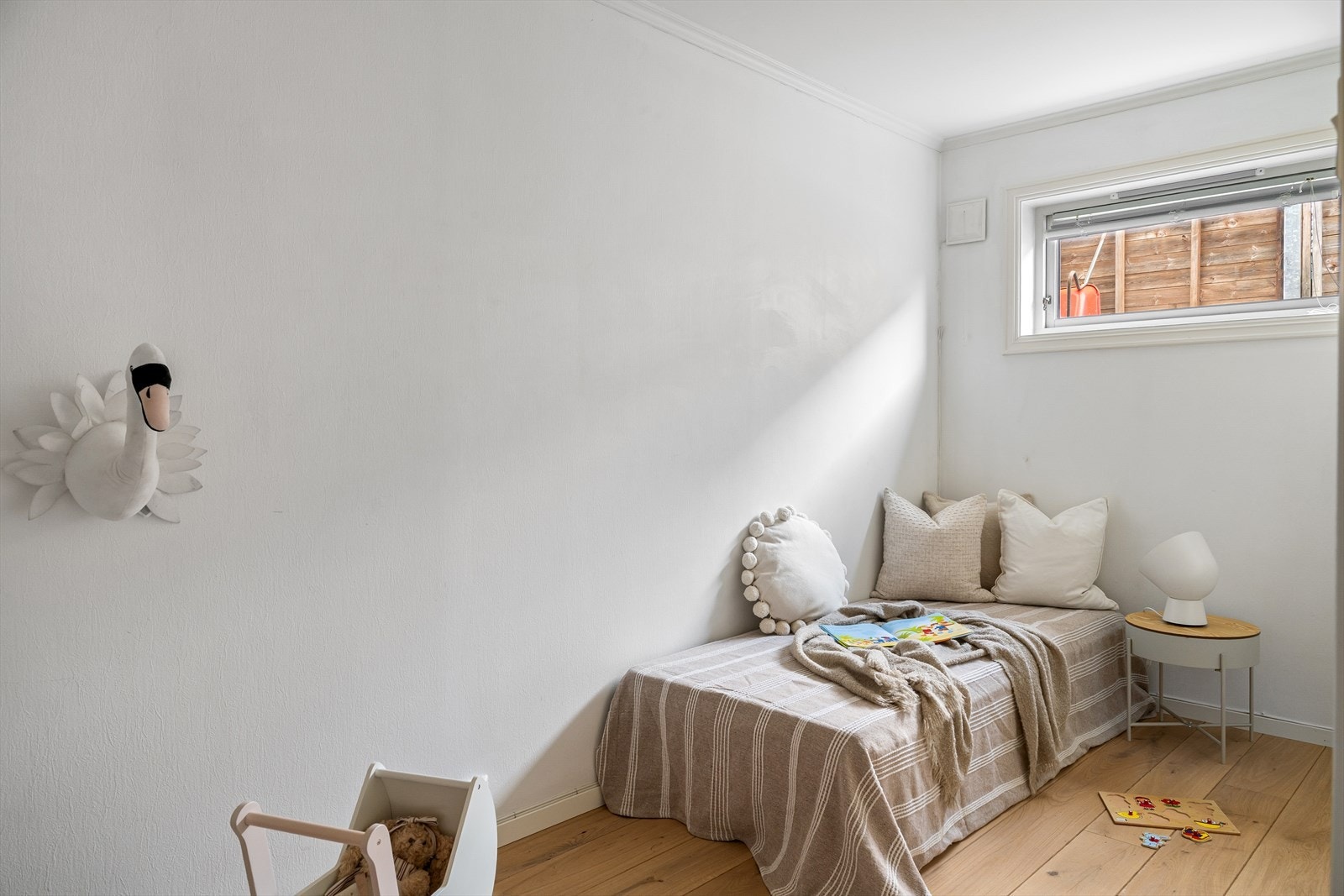 I kjelleretasjen finnes flere bod- og hobbyrom, samt et innredet bad. Badet var opprinnelig tiltenkt bod på byggetegningene - se nærmere informasjon under punkt ferdigattest. Galleribilde