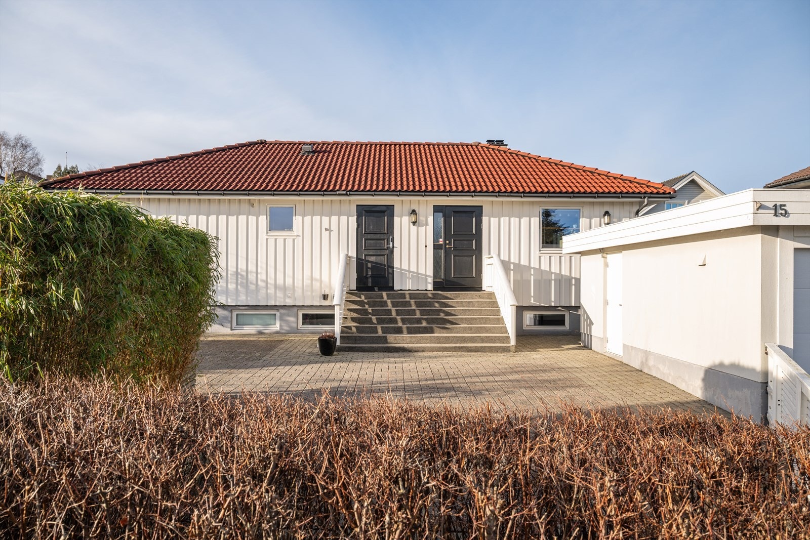 Brauta 15 har en attraktiv beliggenhet i et veletablert og rolig boligområde på Vaulen, kjent for sin familievennlige atmosfære og nærhet til sjø og grøntområder Galleribilde