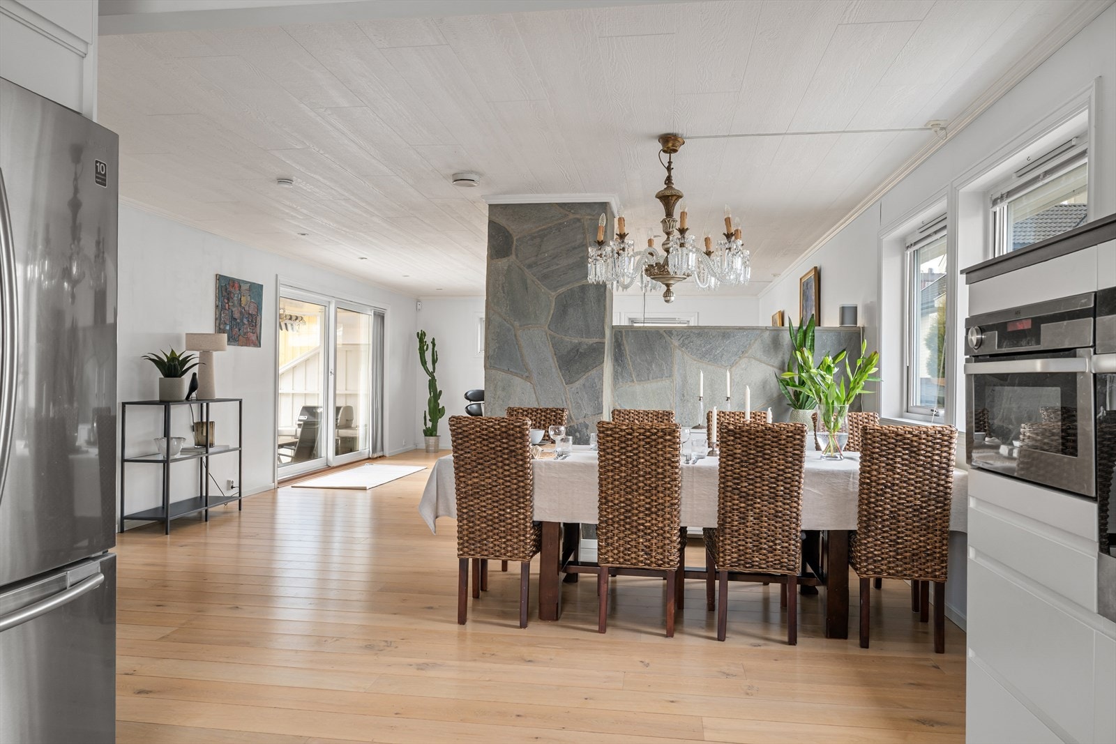 Kjøkkenet ligger delvis adskilt fra stuen. Galleribilde