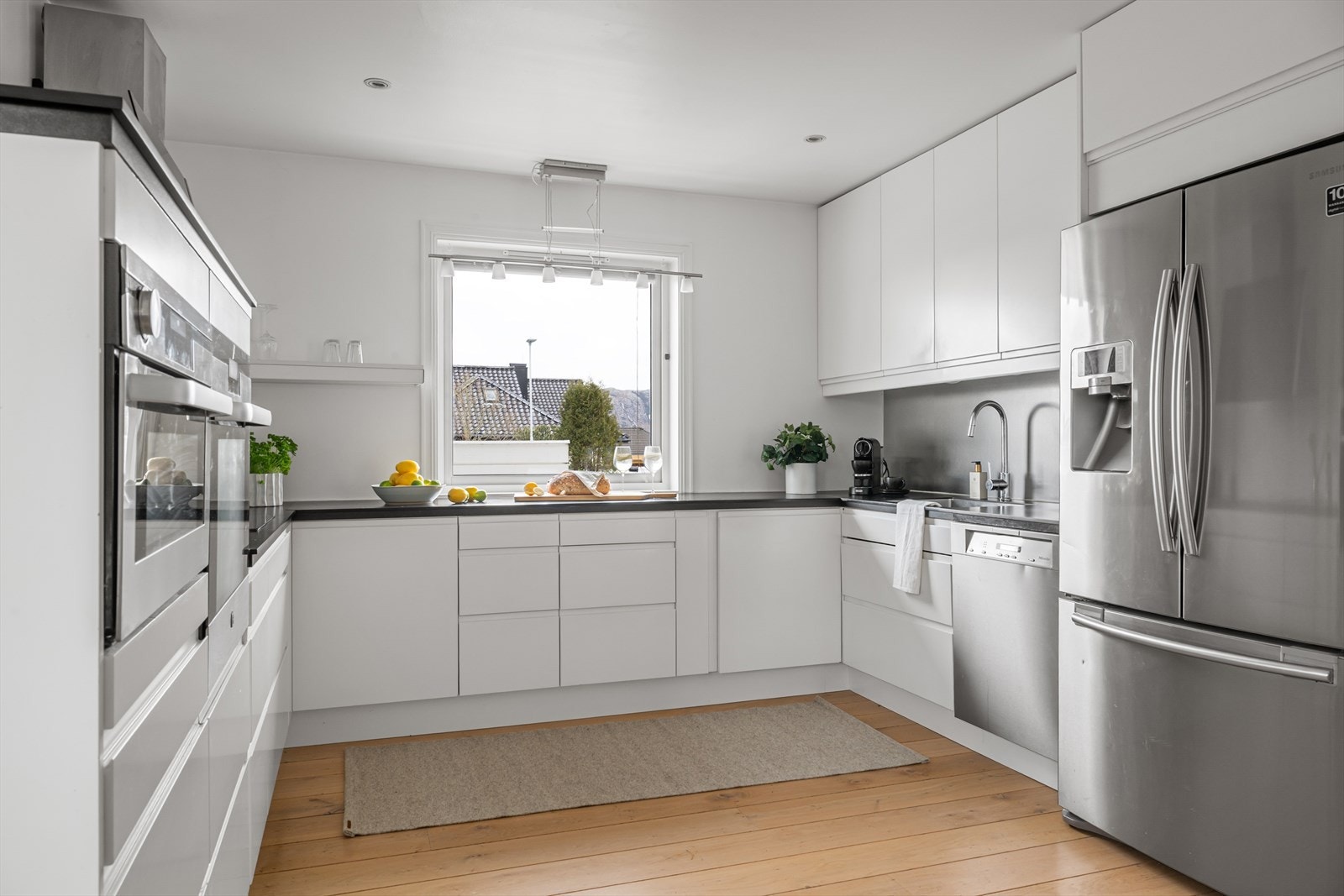 Her er det integrerte hvitevarer som platetopp, stekeovn og dampovn Galleribilde