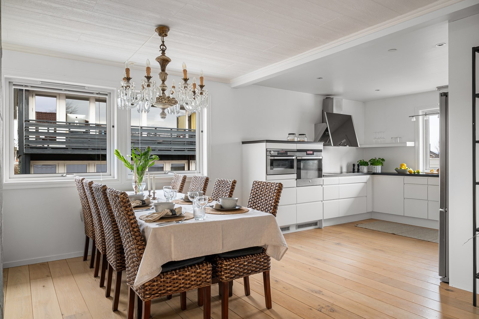 Kjøkkenet er i hvit utførelse og har rikelig med skap- og benkeplass. Galleribilde