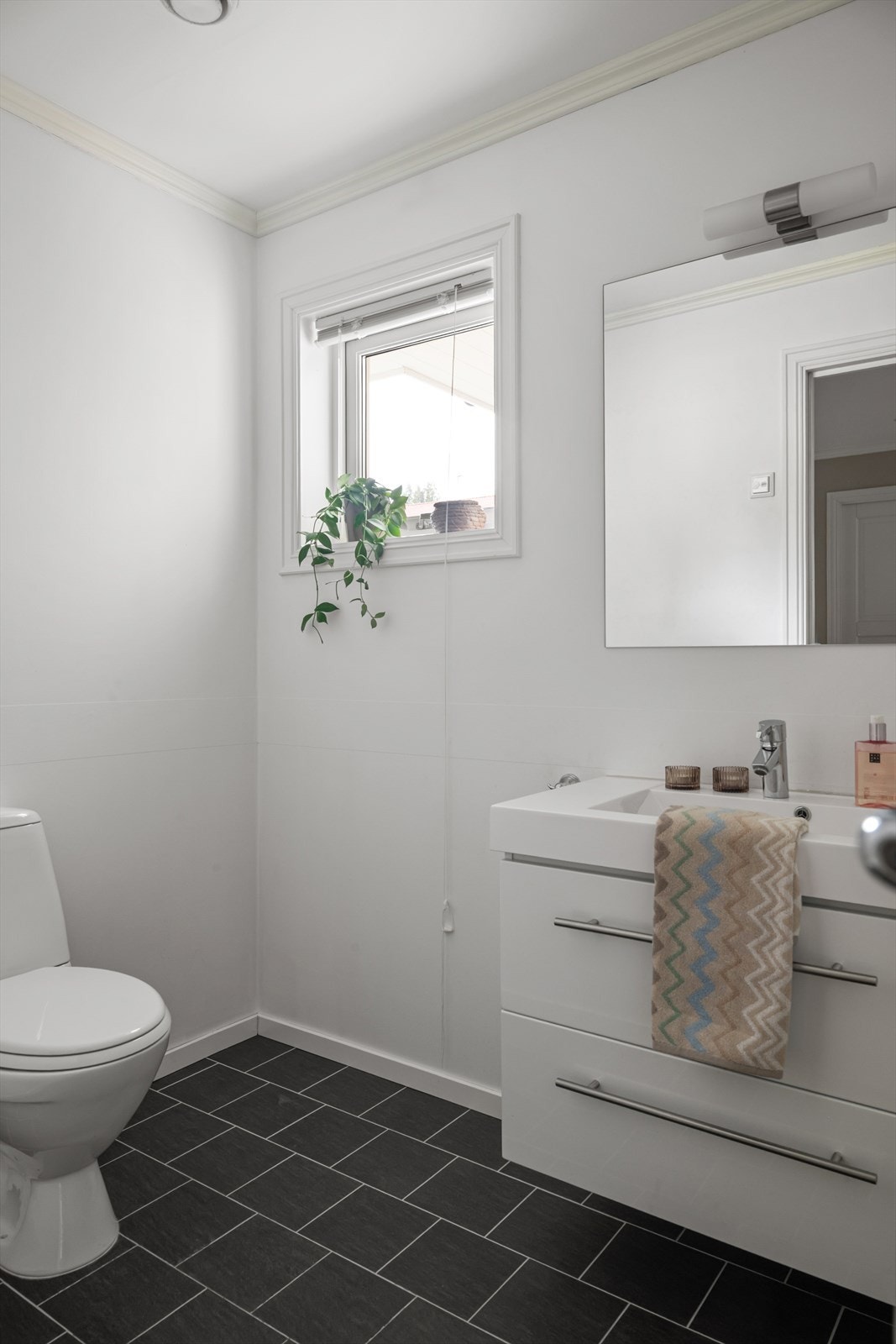 I første etasje finner du også et gjestetoalett med servant og toalett. Galleribilde