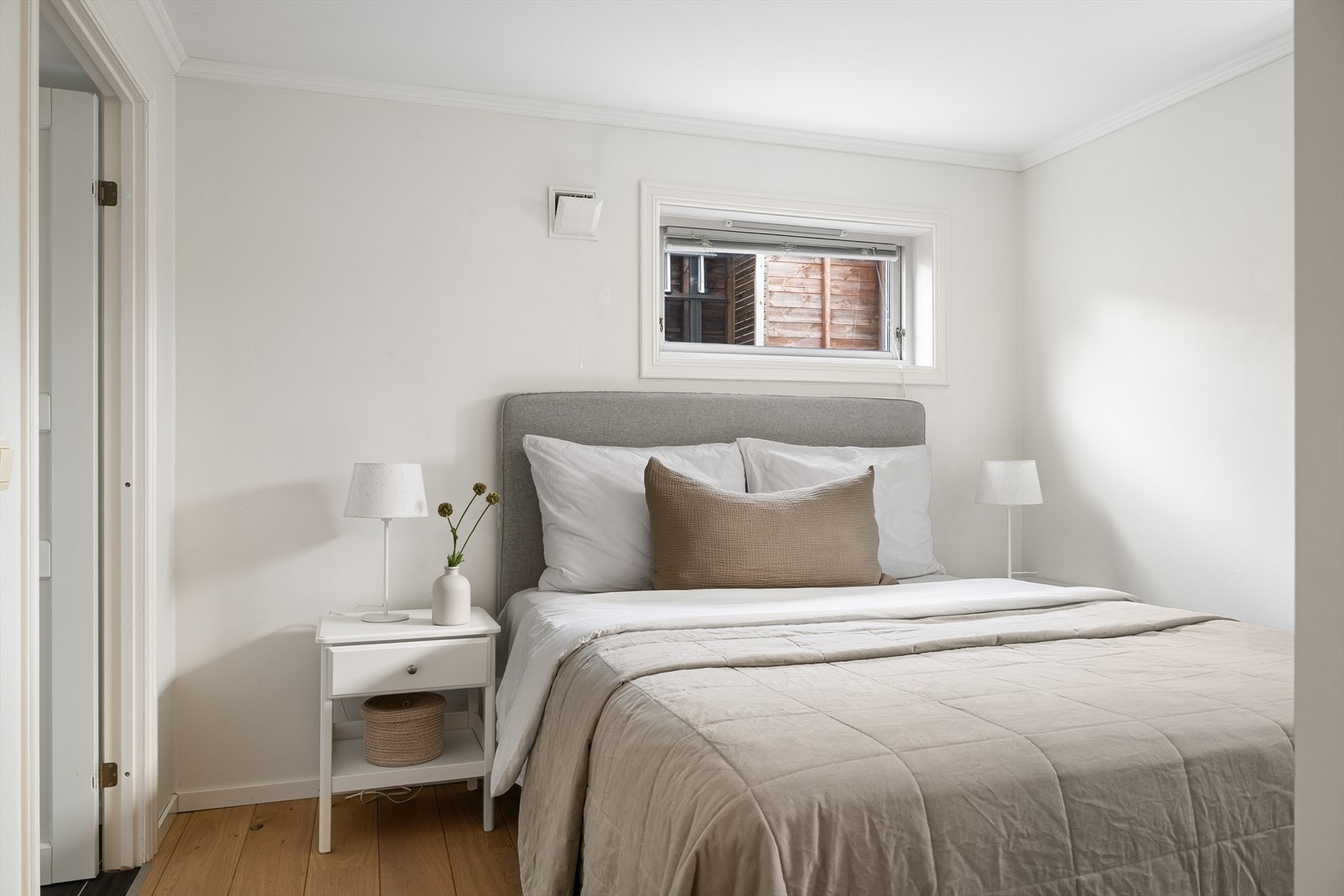 Det er to soverom i hybelen. Galleribilde