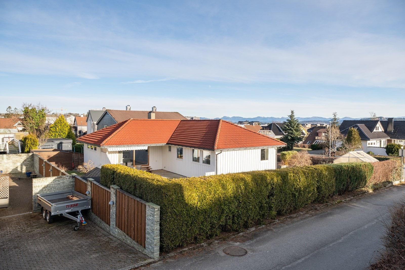 Det er gode servicetilbud i nærområdet med dagligvarebutikker, skoler og barnehager innen kort rekkevidde. Offentlig kommunikasjon er lett tilgjengelig og gir enkel adkomst til Stavanger sentrum samt øvrige deler av byen. Galleribilde