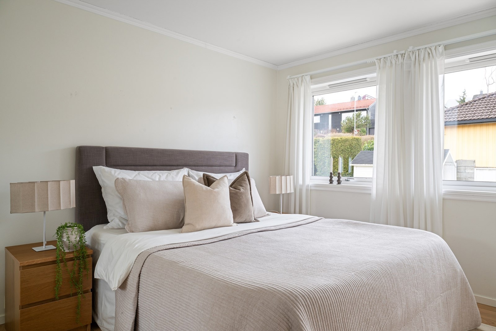 Hovedsoverommet har skyvedørsgarderobe Galleribilde