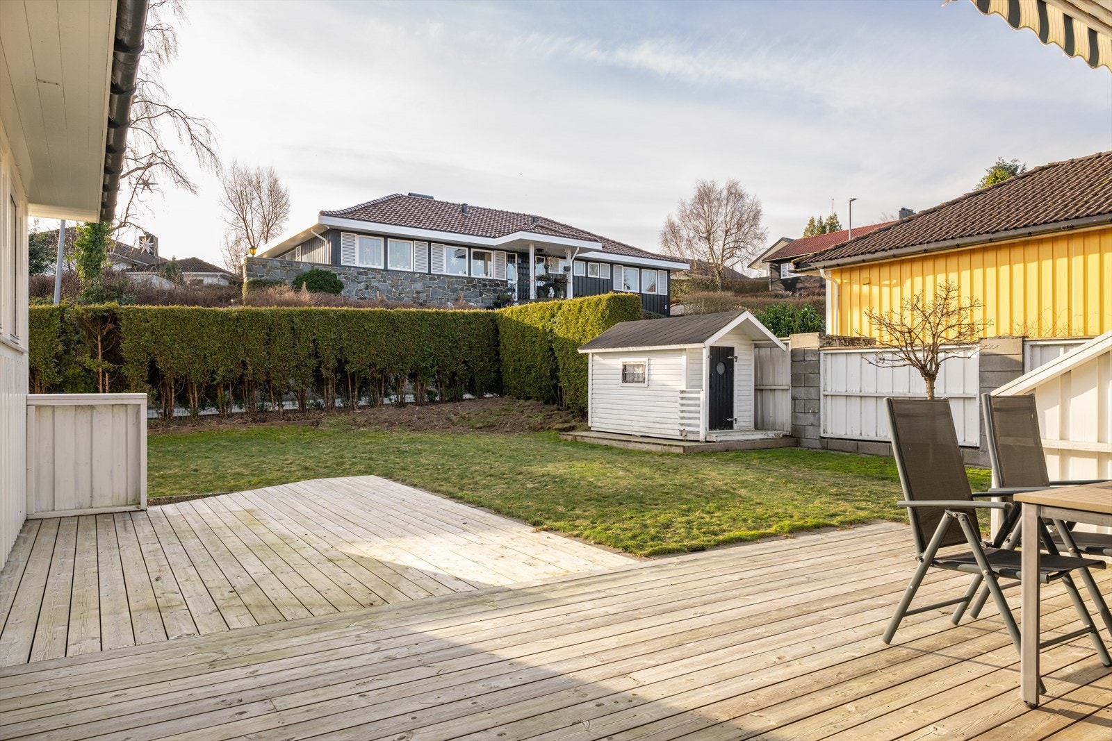 Solrik terrasse med god plass til spisegruppe, grill, loungemøbler og beplantning. Galleribilde