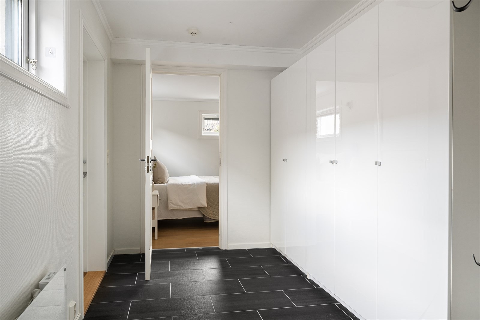 Hybelen har egen inngang samt intern adkomst til resten av boligen. Galleribilde