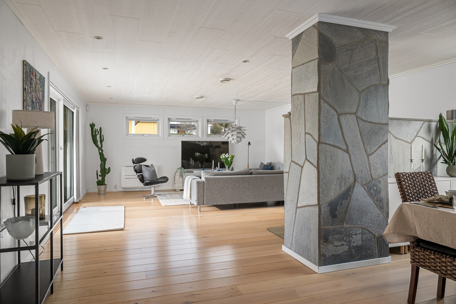 Store vindusflater gir rikelig med dagslys og en luftig romfølelse. Galleribilde