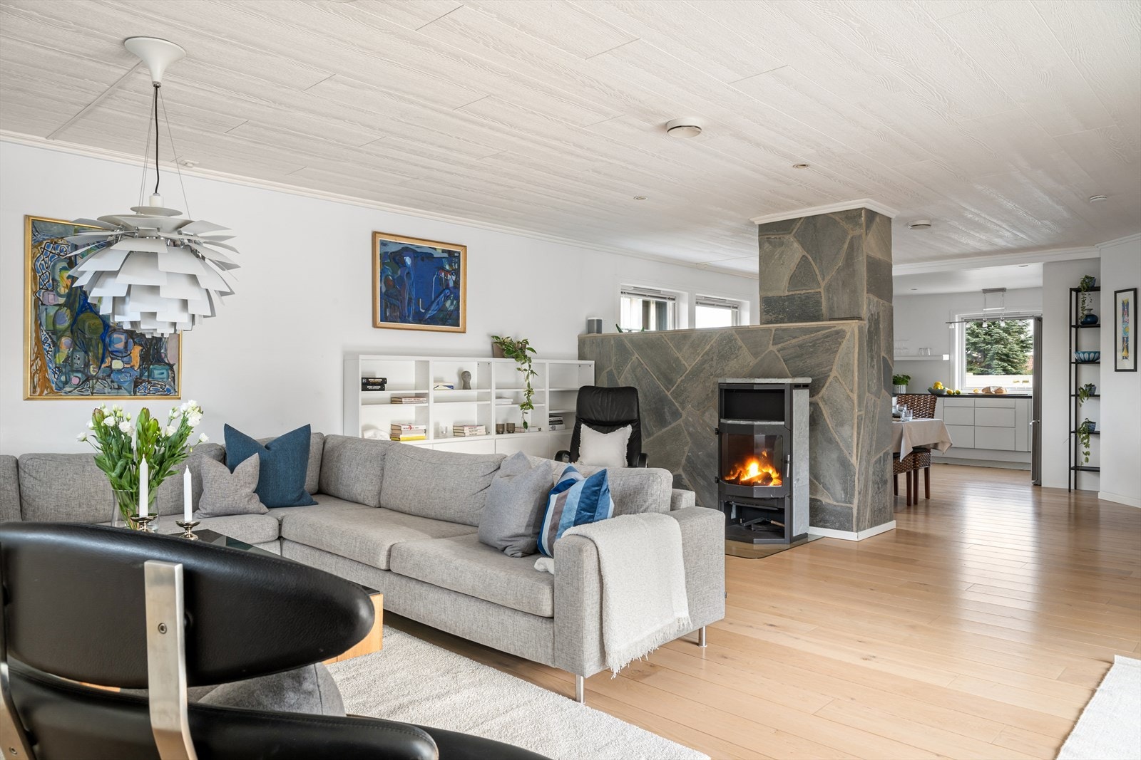 Stuen er innbydende og generøst dimensjonert, med god plass til både stor sofagruppe og langbord i naturlig definerte soner. Galleribilde