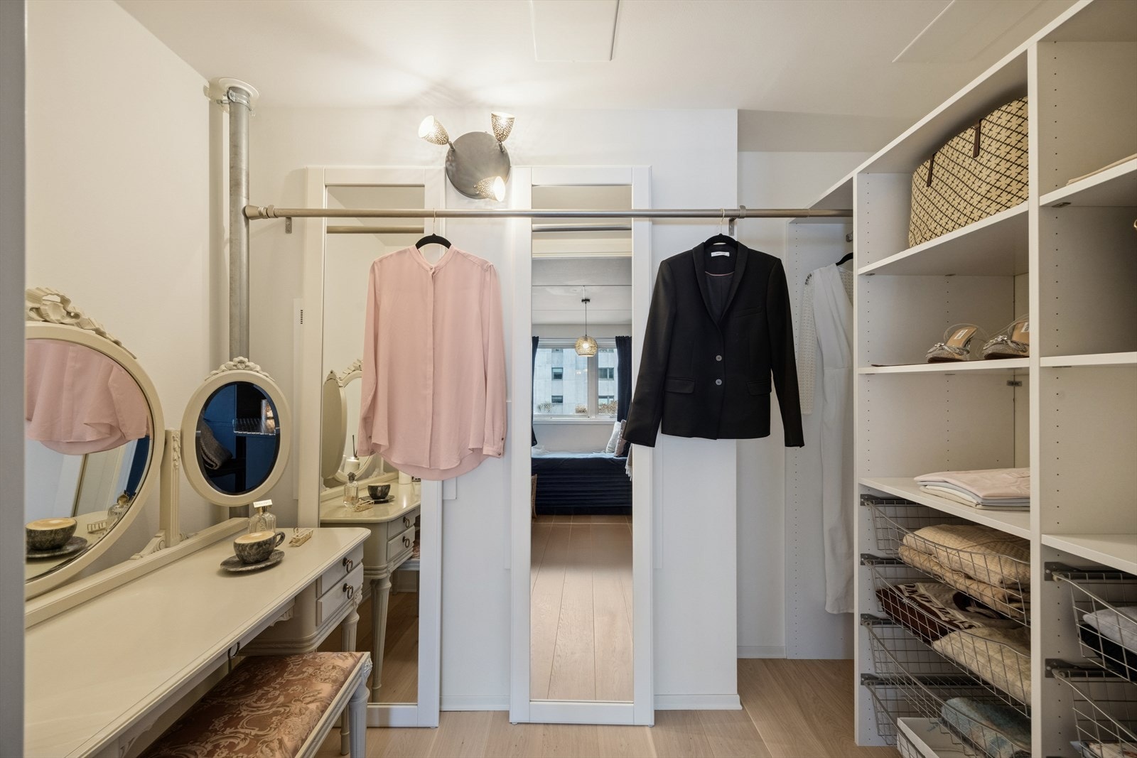 Garderoberom/bod med mye god oppbevaringsplass Galleribilde