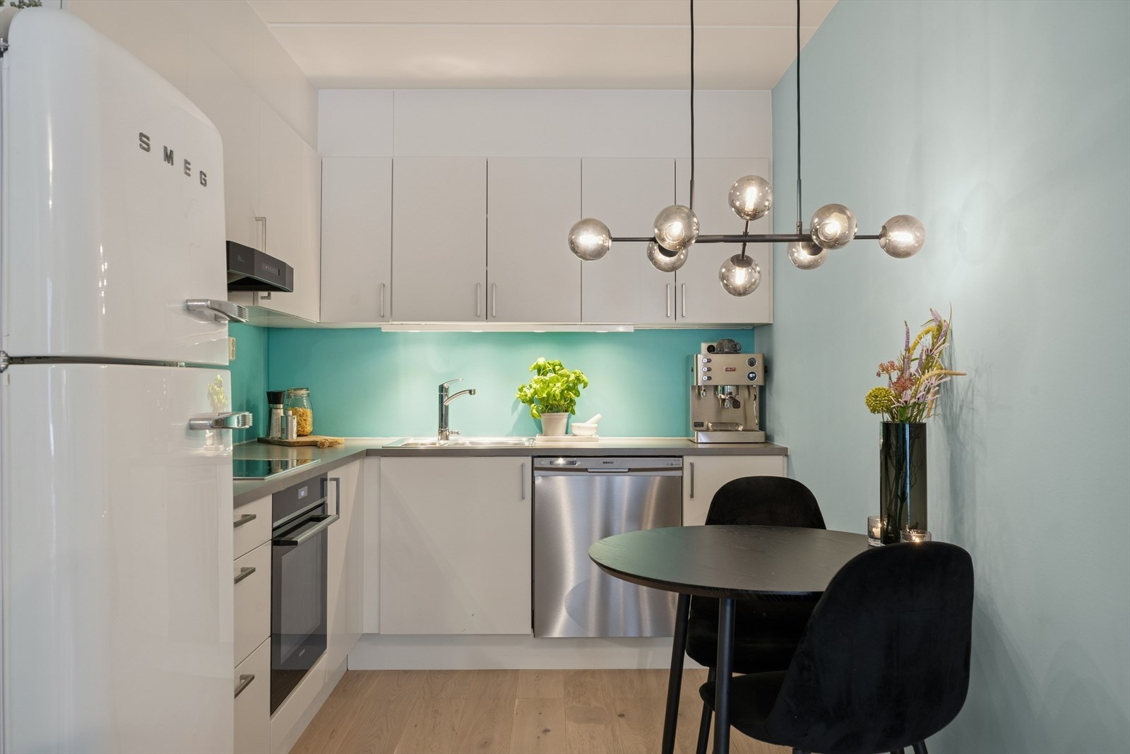 Det er integrerte hvitevarer som stekeovn, koketopp og oppvaskmaskin (uten dekkplate) Galleribilde