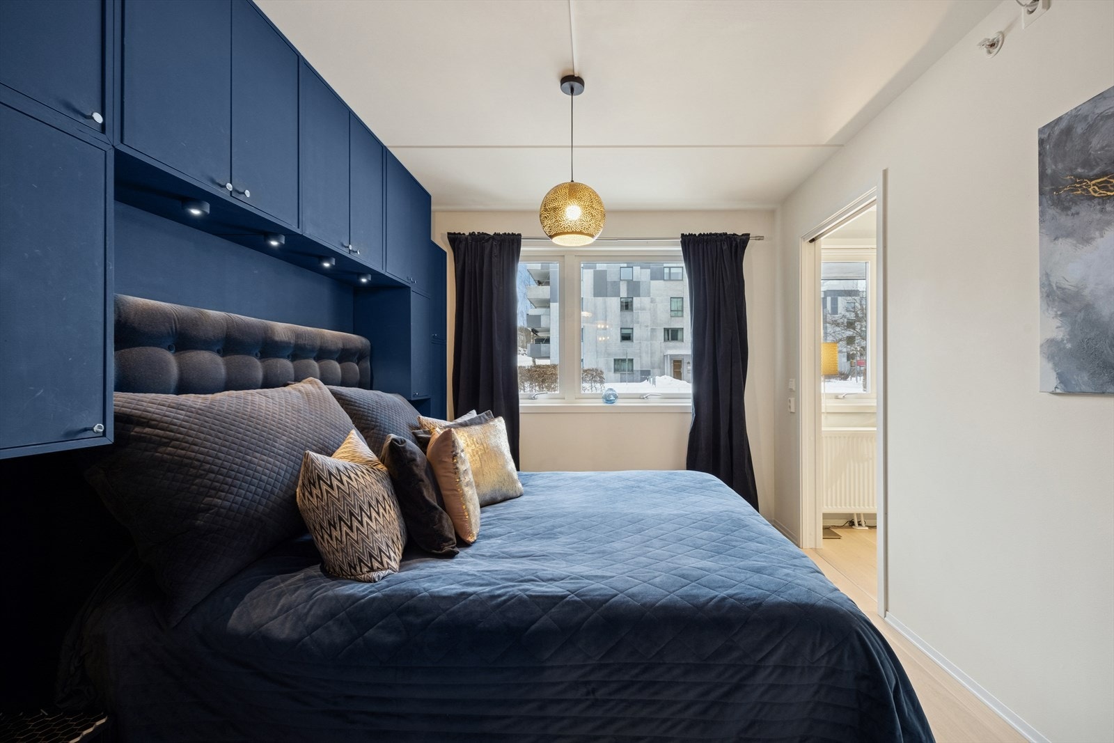 Det er plassbygget et meget praktisk og fint system for oppbevaring Galleribilde