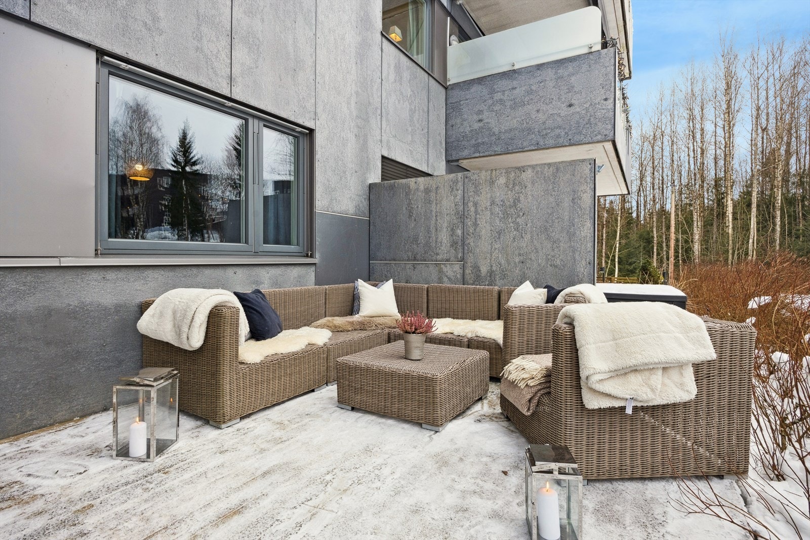 Det er god plass til utemøblement og grill, og her kan fine sommerdager- og kvelder virkelig nytes! Galleribilde